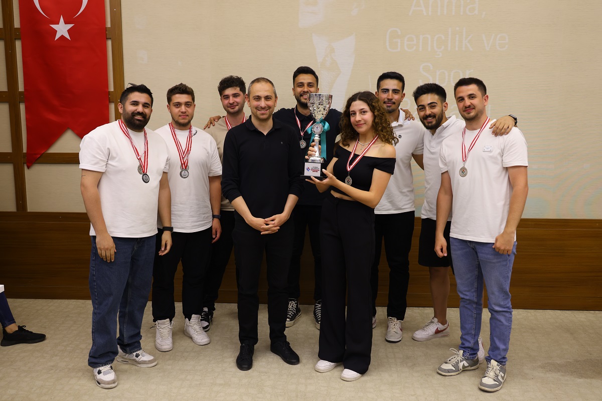 Futbol turnuvasında birinciliği Sağlık Bilimleri Fakültesi Futbol Takımı, ikinciliği Sağlık Bilimleri Fakültesi'nden ‘Fizyo United’ takımı ve üçüncülüğü Meslek Yüksekokulu2ndan ‘SHK Air’ takımı kazandı. Basketbol turnuvasında ise Meslek Yüksekokulu'ndan ‘İHA Basketbol’ takımı birinci, Mühendislik Fakültesi basketbol takımı ikinci ve İletişim Fakültesi basketbol takımı üçüncü oldu. Voleybol turnuvasının birincisi Mühendislik Fakültesi ‘Mashup’ voleybol takımı, ikincisi Mühendislik Fakültesi voleybol takımı ve üçüncüsü Eğitim Fakültesi voleybol takımı oldu. Masa Tenisi Turnuvası'nda ise birinciliği Mühendislik Fakültesi'nden Enes Cıkcık, ikinciliği İletişim Fakültesi'nden Arş. Gör. Mahmut Ceran ve üçüncülüğü yine Mühendislik Fakültesi'nden Esat Efe Karalar elde etti. Tüm branşlarda ödül alan Mühendislik Fakültesi 2024 Yılı Rektörlük Kupasının sahibi oldu.