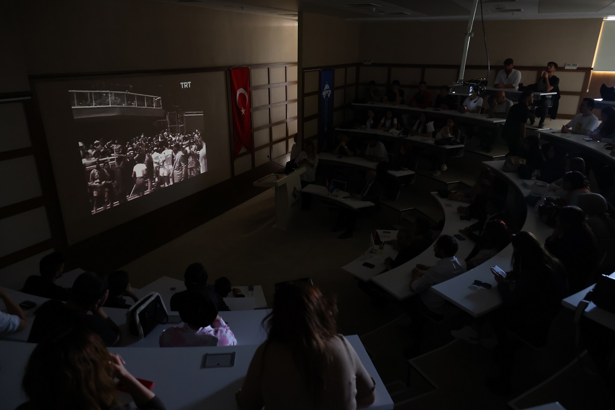 HKÜ Eğitim Fakültesi Sınıf Öğretmenliği Bölümü Öğretim Üyesi Dr. Öğr. Üyesi Murat Erkoç’un konuşmacı olarak yer aldığı “Milli Mücadele’nin İlk Adımı 19 Mayıs 1919” konulu konferansta 19 Mayıs 1919'un Türkiye Cumhuriyeti'nin kuruluşundaki önemi ve Mustafa Kemal Atatürk'ün Samsun'a çıkarak başlattığı Milli Mücadele'nin detayları paylaşıldı.
