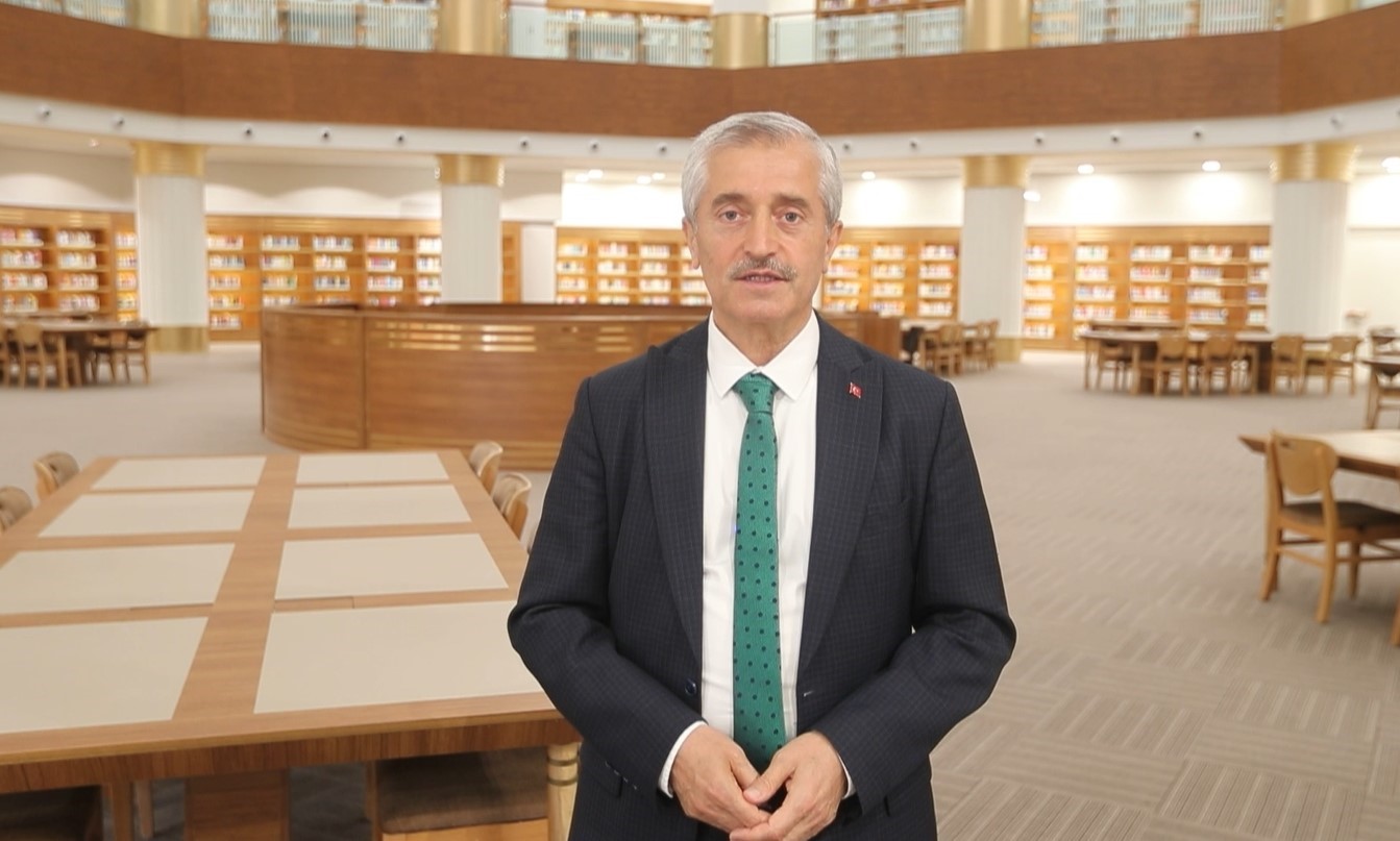 Türkiye'nin en büyük ikinci kütüphanesinin Gaziantep’in ve Şahinbey’in hizmetine sunulduğunu ifade eden Şahinbey Belediye Başkanı Mehmet Tahmazoğlu, “Gençlerimizin heyecanla beklediği o an geldi ve Şahinbey Millet Kütüphanesi’ni vatandaşımızın ve gençlerimizin hizmetine sunduk. Temelini attığımız ilk günden bu yana şehrimize böyle bir eseri kazandırmak için büyük bir fedakârlık ile çalıştık. 40 bin metrekare alan üzerine inşa ettiğimiz kütüphanemiz 500 bin kitap kapasiteli ve içerisinde grup çalışma salonları, çocuk kütüphanesi, engelsiz yaşam kütüphanesi, ilkokul, ortaokul, lise, üniversite hazırlık, lisans ve lisansüstü çalışma salonları, bilgisayarlı çalışma salonları, güzel sanatlar ve mühendislik çalışma alanları ile öğrencilerimize hizmet verecek. Kütüphanemiz aynı anda 4 bin 500, günlük 20 bin öğrencimize ve vatandaşımıza hizmet verecek. Kütüphanemizde bilgisayar, internet ve çorba bizden çalışmak ve başarmak ise gençlerimizden. Kütüphanemizi gençlik haftasında vatandaşımızın hizmetine sunduk. Kütüphanemiz hayırlı uğurlu olsun” diye konuştu.
