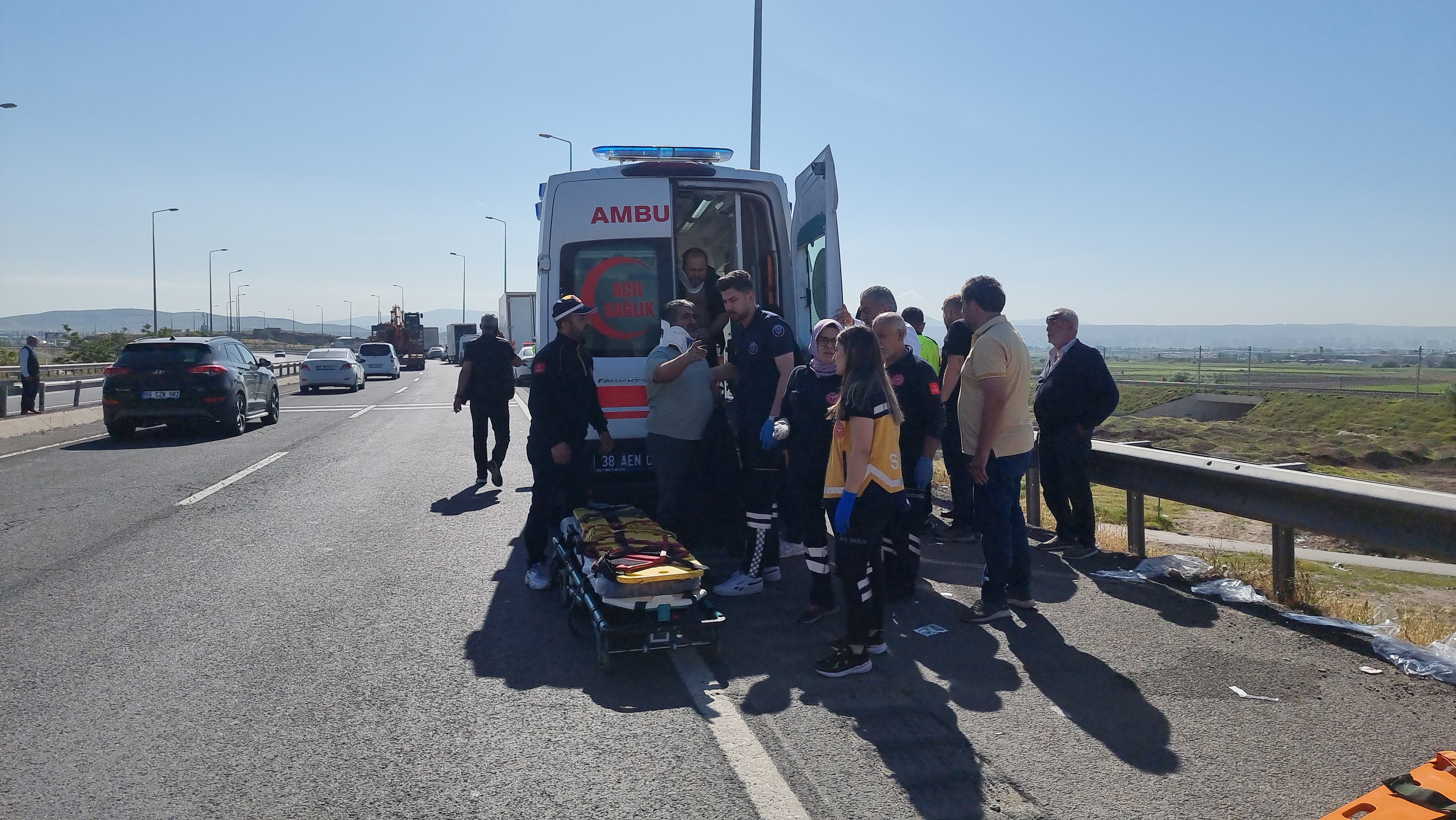 Edinilen bilgiye göre, Kuzey Çevre Yolu Buğdaylı Mahallesi yakınlarında meydana gelen kazada 38 ABN 144 plakalı tırın dorsesindeki malzemeler yola döküldü.