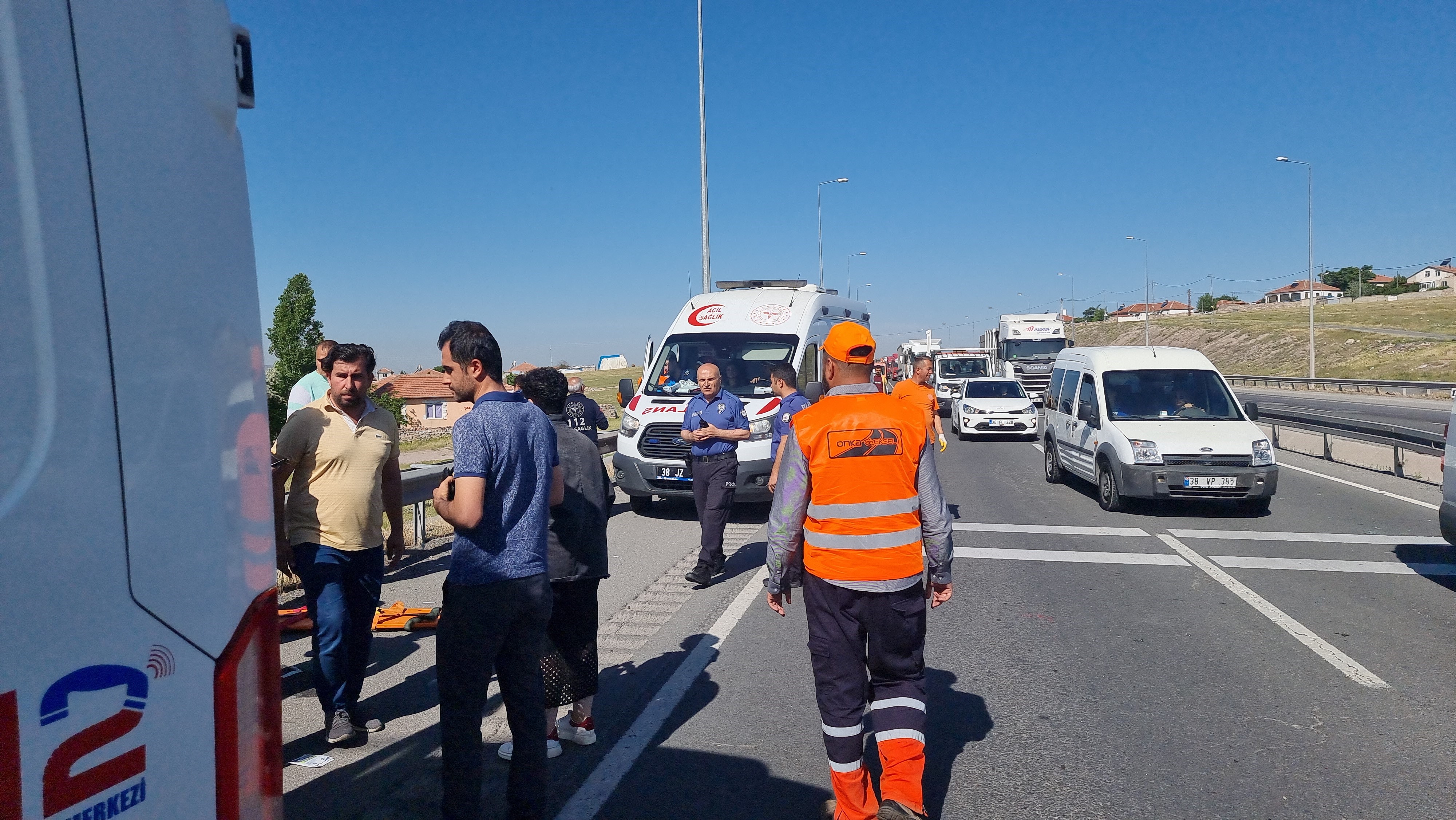  Yola dökülen malzemelere çarpmamak için 46 AIK 592 plakalı kamyonet aniden fren yapınca arkasındaki 38 P 0325 plakalı işçi servisi kamyonete çarparken, işçi servisine ise duramayan 38 JN 811 plakalı tır çarptı.