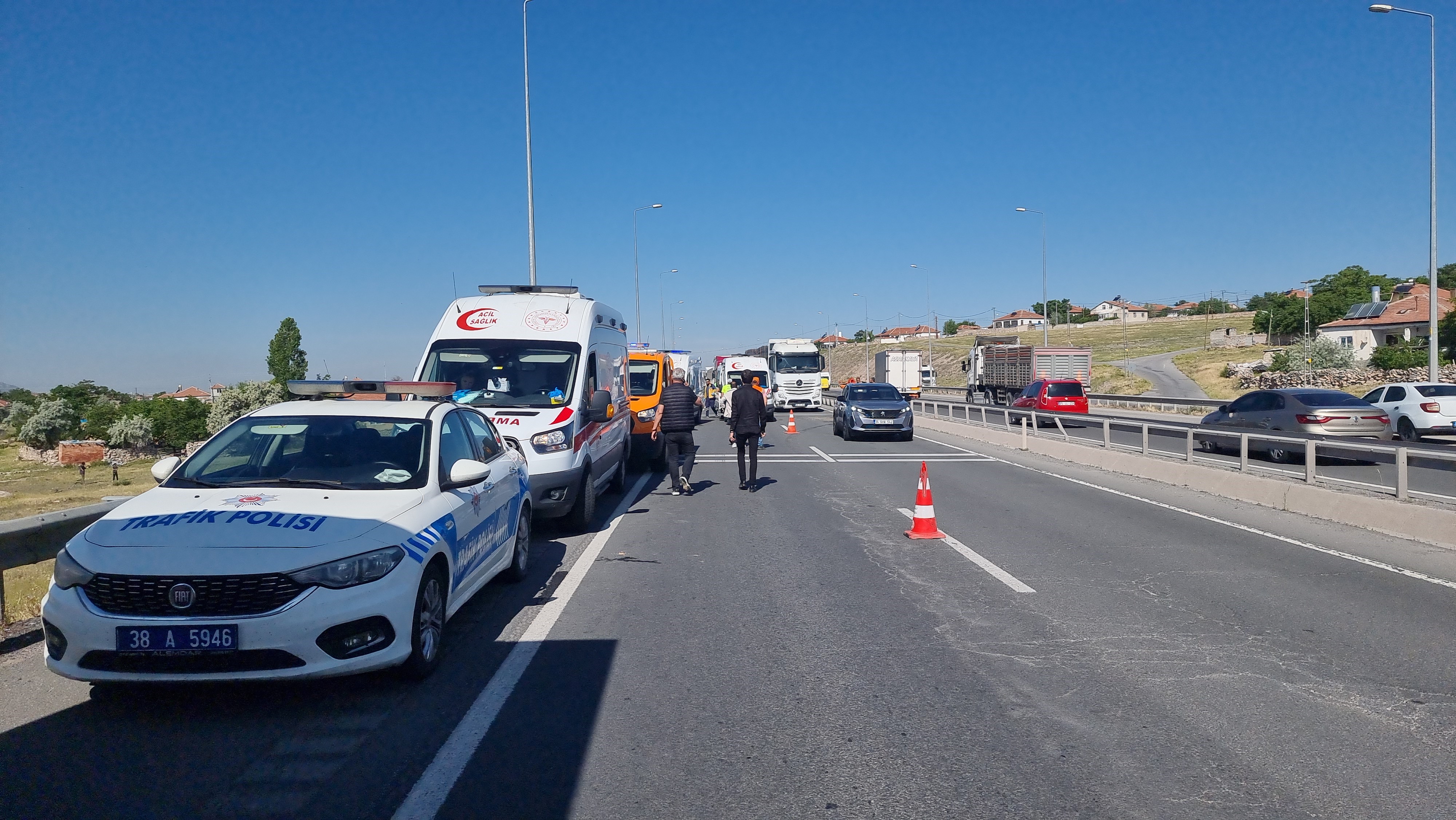  Polis ekipleri yolda güvenlik önlemi alırken, yaralı 11 kişi ambulanslar ile çeşitli hastanelere kaldırılarak tedavi altına alındı.
