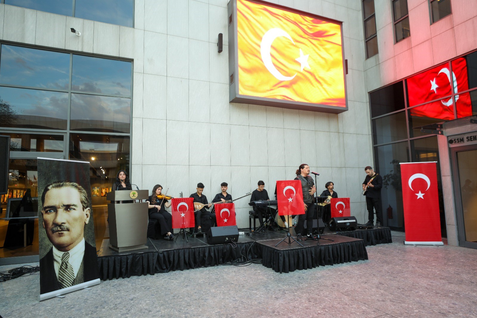 Her bir enstrümanistin performansı, konserin zenginliğini ve kalitesini artırdı. Konser, hep birlikte İzmir Marşı’nın coşkuyla okunmasıyla sona erdi.