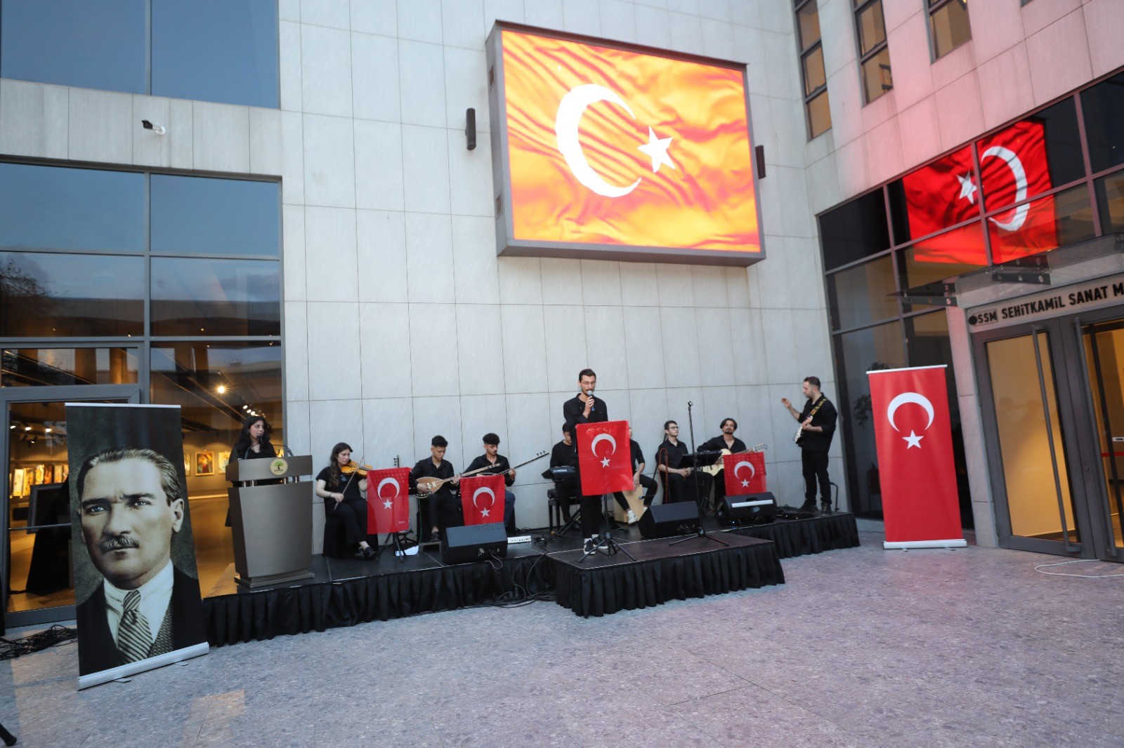 Konservatuvar hazırlık eğitmeni Ali Osman Çuhadar şefliğinde Nazlı Ulucan, Murat Uğur, Muzaffer Dikoğlu, Yasin Musa Gündoğan, Deniz Kılıç, Efe Kırıcı ve Erkan Can gibi yetenekli öğrenciler de enstrümanlarıyla konsere büyük katkı sağladılar.