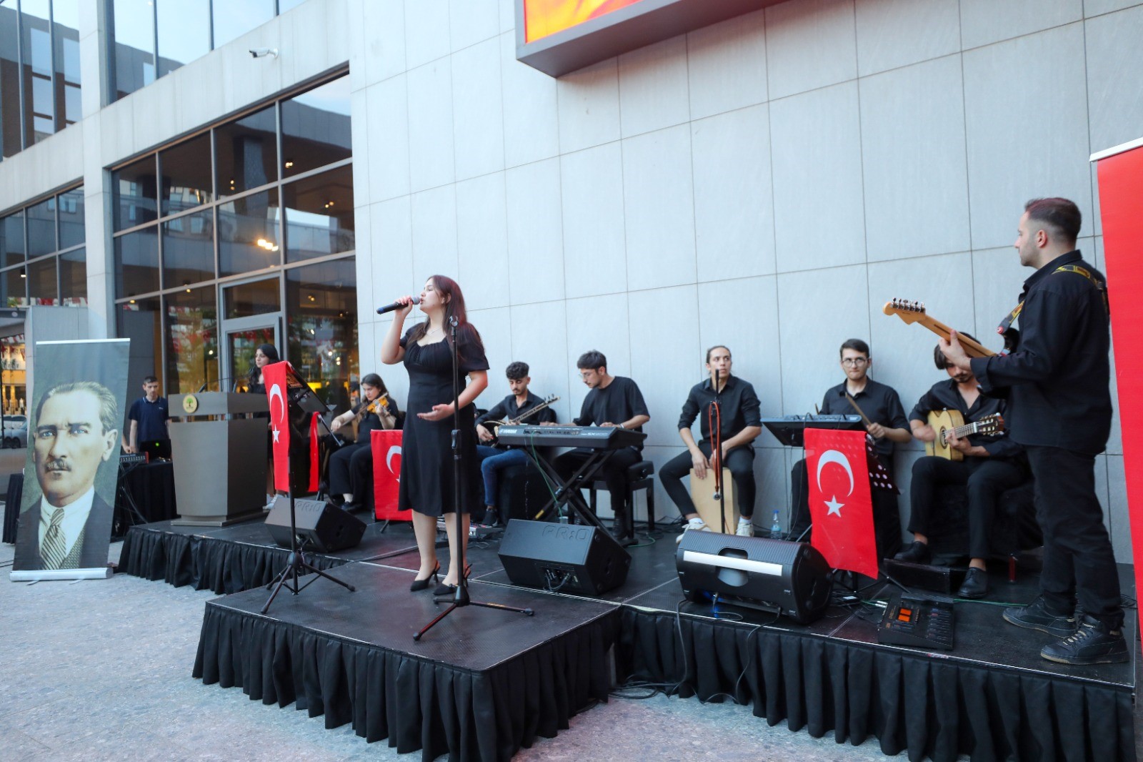 Konser boyunca konservatuvar hazırlık öğrencileri, birbirinden güzel şarkıları seslendirdiler. Esra Nur Bozkurt’un seslendirdiği “Alışamadım Sensizliğe”, İpek Su Bakar’ın “Acemi Balık”, Ömer Köseoğlu’nun “Gül Pembe”, Mustafa Yiğit’in “Hercai”, Ceren Özker’in “Seni Anan Benim İçin Doğurmuş”, Yusuf Ahmet Yılmaz’ın “Kandırdım”, Reşit Yılmaz’ın “Sabret”, Melek Kar’ın “Vazgeçtim”, Merve Özdemir’in “Sevdik Sevdalandık”, Gül Ahmet Akar’ın “Bekâr Gezelim” ve Baki Topal’ın “Hangimiz Sevmedik” isimli eserleri, izleyicilerden tam not aldı.