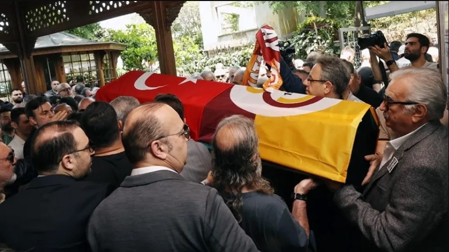  Mesajda, “Kulübümüzün eski futbolcularından, 9039 sicil numaralı Divan üyesi, Galatasaray Futbol A Takımımızda Scout Uzmanı olarak görev yapan Metin Çekiçler’in vefat ettiği haberini derin bir üzüntüyle öğrenmiş bulunuyoruz. Merhuma Allah’tan rahmet, ailesine, Türk futboluna ve camiamıza başsağlığı dileriz.” ifadelerine yer verildi.