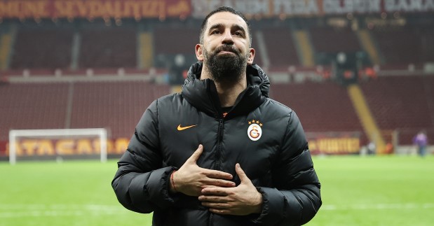 Metin Çekiçler, Galatasaray’ın eski futbolcularından biri olup, Futbol A Takımı’nda scout uzmanı olarak görev yapmaktaydı. Kendisi, ‘Küçük Metin’ lakabıyla tanınıyordu ve 63 yaşında hayatını kaybetti.