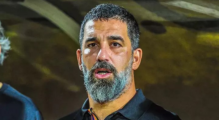 Arda Turan’ın futbol kariyerinde önemli bir rol oynayan ve onu keşfeden Metin Çekiçler, 63 yaşında hayatını kaybetti. Bu haber, Arda Turan’ı ve futbol camiasını derinden sarstı.