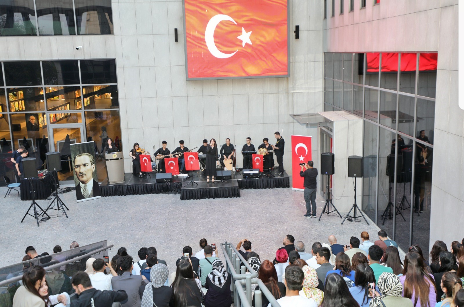 Şehitkamil Sanat Merkezi’nin açık amfi alanında gerçekleşen konsere yoğun bir katılım oldu. İstiklal Marşı’nın okunmasıyla başlayan konser, Gazi Mustafa Kemal Atatürk’ün sevdiği “Fikrimin İnce Gülü” adlı eserin icrasıyla devam etti. Bu anlamlı başlangıç, izleyicilerden büyük alkış aldı ve duygusal anlar yaşandı.