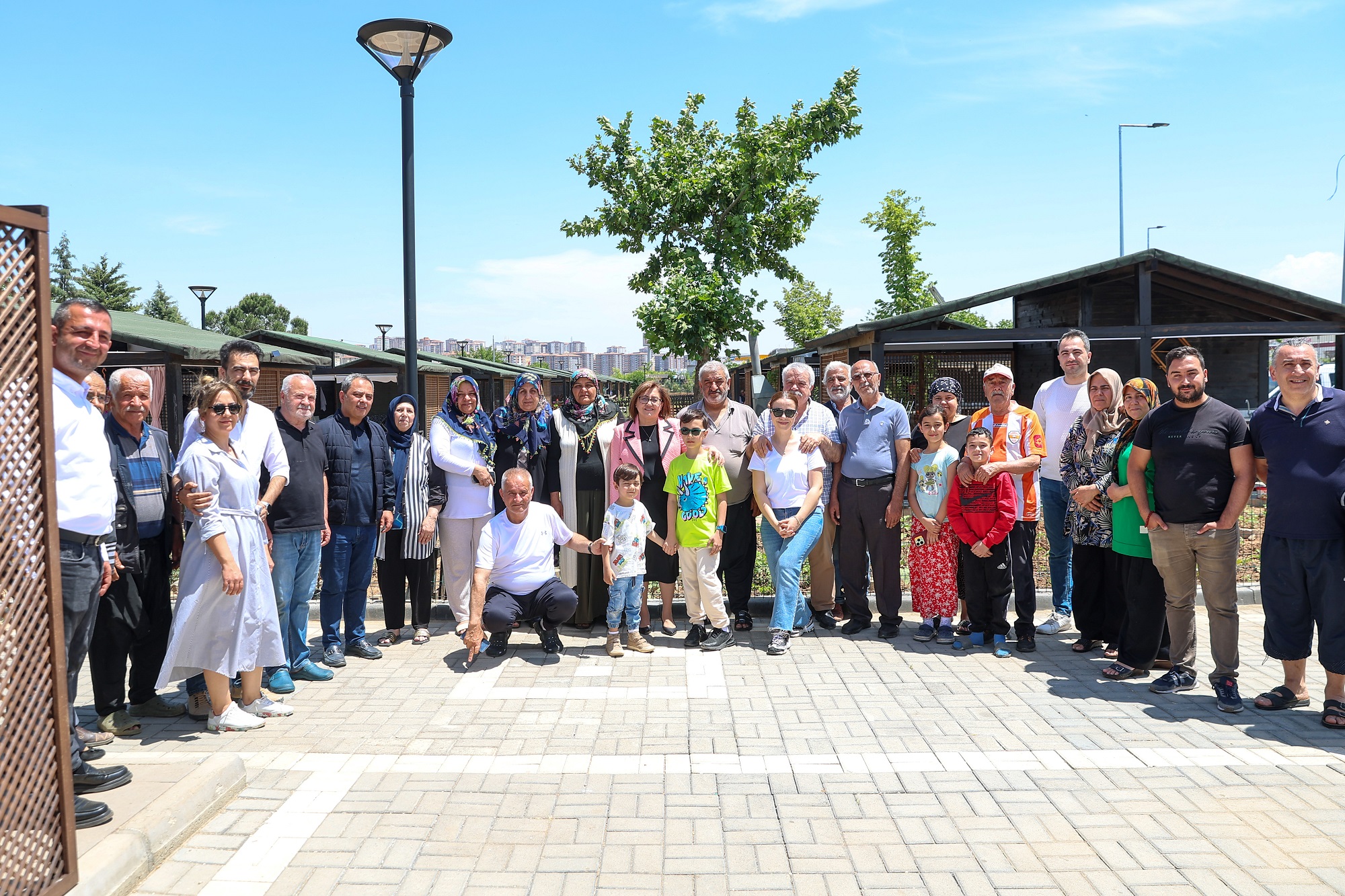 ŞAHİN: YENİ HOBİ BAHÇELERİMİZİN YERLERİNİ BELİRLEDİK
Vatandaşların hobi bahçelerinin sayılarının çoğaltılma taleplerinin olduğunu belirten Şahin, “Yeni hobi bahçelerimizin yerlerini belirlerdik. Hem Alleben göletinin orada hem de burç göletinin orada suyun da olduğu yerlerde hobi bahçelerimizi planlıyoruz. İnşallah bu sayı çoğalacak. Emeklilerimizin bizden böyle bir talebi var. Emekli kartta da bunu beyan etmiştik. Yeni dönem arkadaşlarımız çalışıyorlar. En önemli şey bunu yaşatmakla birlikte güvenliğinden iş dizaynına, kurallarına herkesin mutlu ve mesut olduğu ailelerin komşuluk ilişkilerinin bir arada bereketi birlikte yaşıyoruz” diye konuştu.