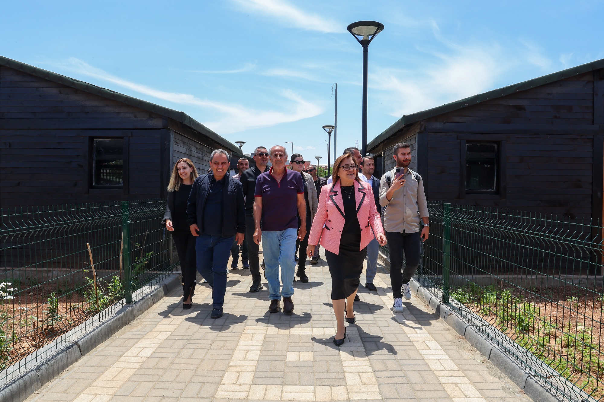 Teknik ekibiyle ziyarette bulunan Başkan Şahin vatandaşlarla bir araya gelerek sohbet etti. İncelemelerde bulundu. İstek ve taleplerini dinledi. Doğayla iç içe keyifli vakit geçirebildikleri hobi bahçeleri hakkında vatandaşlar memnuniyetini aktardı ve Şahin’e teşekkür etti.

Şahin, Alleben göletinde ve Burç göletinde suyun olduğu yerlerde yeni hobi bahçelerini yapacağını müjdeledi.

6. etap Alleben Göleti civarında planlanan hobi bahçeleri, 30 bin metrekare alanda dere çevresinde, 200 hobi evi, çevre yollarında çeşmeleriyle otopark, idari bina, güvenlik ve wc binası şeklinde planlanıyor. 