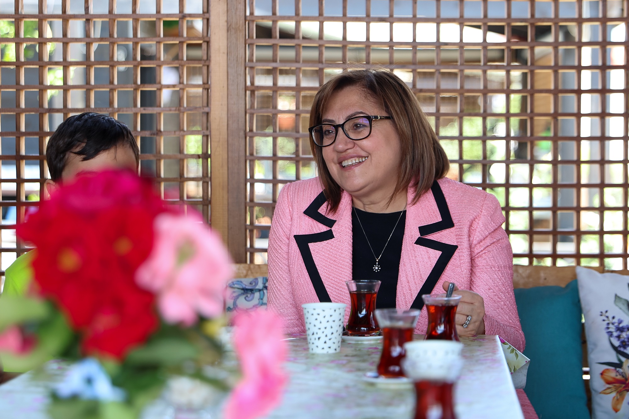 “Şehirde bir sahre kültürü var. Ailece bir araya gelme bir parkın içinde de olabiliyor ama böyle hobi bahçeleri ailelerin bizden en çok istediği taleplerinden bir tanesi. Dördüncü etabımızı tamamlamıştık. Şimdi yeni modelimizde biraz daha ahşap ağırlıklı, açık alanın çoğaldığı, kent bostan dedikleri çocukların gelip toprakla, tohumla domates, marul, nane ektiği fidelerini tanıdığı, dede torun bir araya geldiği, ailenin birlikte oturup çayın kahvenin içildiği bir ortam. Bizim açımızdan çok önemli. Çok yüksek bir talep var. Şimdi bu talebin yaklaşık 8 ay önce kurasını çekmiştik. Bugün ilk kez ziyaret etme fırsatım oldu. Çok yüksek memnuniyet var. Dedelerimiz, ninelerimiz memnun olunca torunlarıyla bir araya gelince büyük ailenin güzelliğini, bereketini, huzurunu ve mutluluğunu görüyoruz.” 