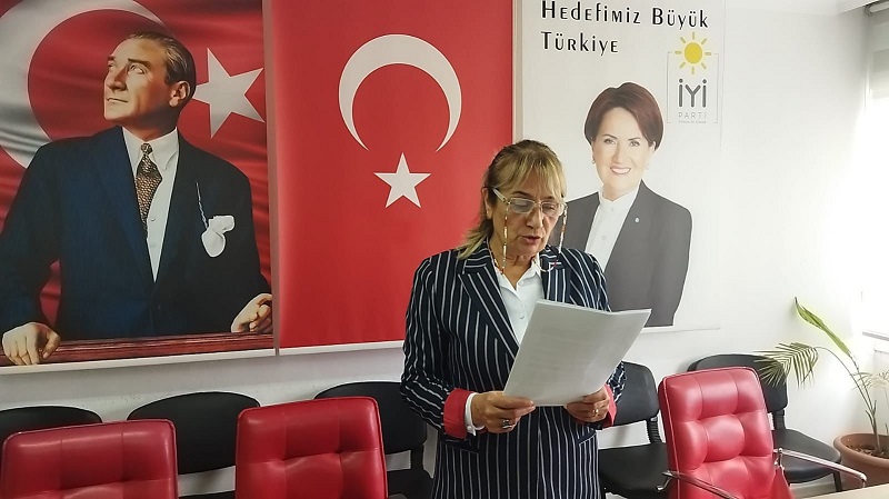 BİRSEN YILMAZ: YOL BİTTİ, İNANÇ BİTTİ

İYİ Parti Bornova İlçe Başkanı Birsen Yılmaz ileç binasında yaptığı açıklamayla partiden istifa ettiklerini bildirdi.

Partiye olan inançlarının bittiğini vurgulayan Birsen Yılmaz, "Maalesef yol bitti. İnanç bitti, güven bitti, umut bitti. Gönlümüzde İYİ Parti bitti. Bugün gönül ve vicdan rahatlığıyla, ama gönül kırmadan veda ediyoruz. Söylenecek çok şey var ama, sadece "hoşçakalın" demekle yetineceğim. Burada bulunan İYİ Parti Bornova İlçe Yönetim Kurulu İYİ Parti'deki tüm görevlerimizden ve parti üyeliğinden istifa ediyoruz." dedi.