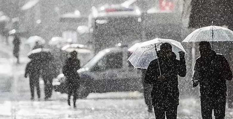 Hava sıcaklıklarının iç kesimlerde 2 ila 4 derece artacağı, diğer yerlerde önemli bir değişiklik olmayacağı tahmin ediliyor.

Rüzgar, genellikle kuzeyli yönlerden, yurdun güney kesimlerinde güney ve batı yönlerden hafif, ara sıra orta kuvvette, yağış alan yerlerde yağış anında yer yer kuvvetlice eseceği tahmin ediliyor. Pazar günü duydun batısında etki gösteren yağışlar, pazartesi yurt geneline yayılacak.

Yağışların, Rize çevreleri ile Artvin’in kıyı kesimlerinde yer yer kuvvetli olması beklendiğinden; ani sel, su baskını, yıldırım, yerel dolu yağışı, ani kuvvetli rüzgar ve kısa süreli fırtına bekleniyor.

Ege bölgesinde yer yer toz taşınımı beklendiğinden; görüş mesafesinde düşme, hava kalitesinde azalma ve ulaşımda aksamalar gibi olumsuzluklara karşı dikkatli ve tedbirli olunması istendi.