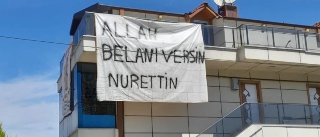  Sosyal medya kullanıcıları, Nurettin’in pankartı asan kişiyi neyin kızdırmış olabileceği hakkında çeşitli tahminlerde bulundular.