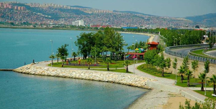  “Nurettin, Allah belanı versin” yazısını okuyanlar, “Kim bu Nurettin?” diye merak etmeye başladılar. Pankartın sosyal medyada paylaşılmasının ardından, binlerce meraklı yorum yapıldı.