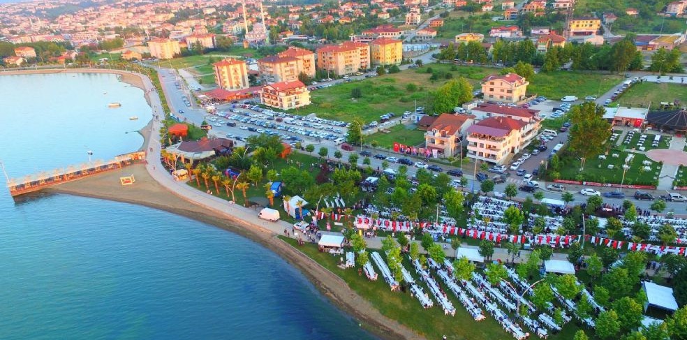  Çevre sakinleri, pankarttaki yazıyı okuduktan sonra cep telefonlarına kaydettiler.
