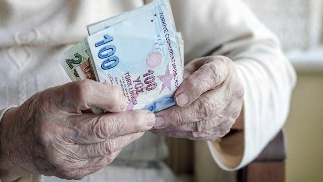 Başlangıçta 1.000 lira olarak belirlenen ikramiye miktarı, 2021'de 1.100 liraya, 2023'te ise 2.000 liraya yükseldi ve bu yıl yüzde 50'lik bir artışla 3.000 liraya çıktı. Sosyal Güvenlik Kurumu (SGK), bu Ramazan Bayramı'nda toplam 15,3 milyon emekli ve hak sahibine 41,3 milyar lira ikramiye ödedi.