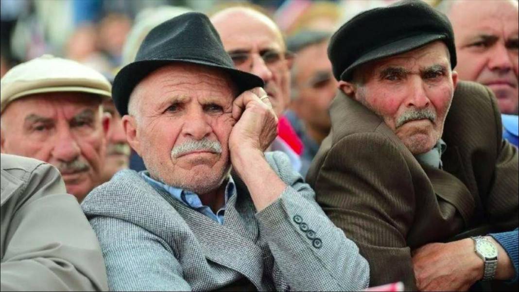 Ancak emeklilerin kök maaşına bir düzenleme yapılacak mı? İktidar tarafından net bir adım sinyali görünmüyor. Son olarak bu açlık sınırının tavan yaptığı dönemde emeklilerin kök maaş sorunu gündemden düşmeyeceği ise beklenti içerisinde olduğu söyleniyor.