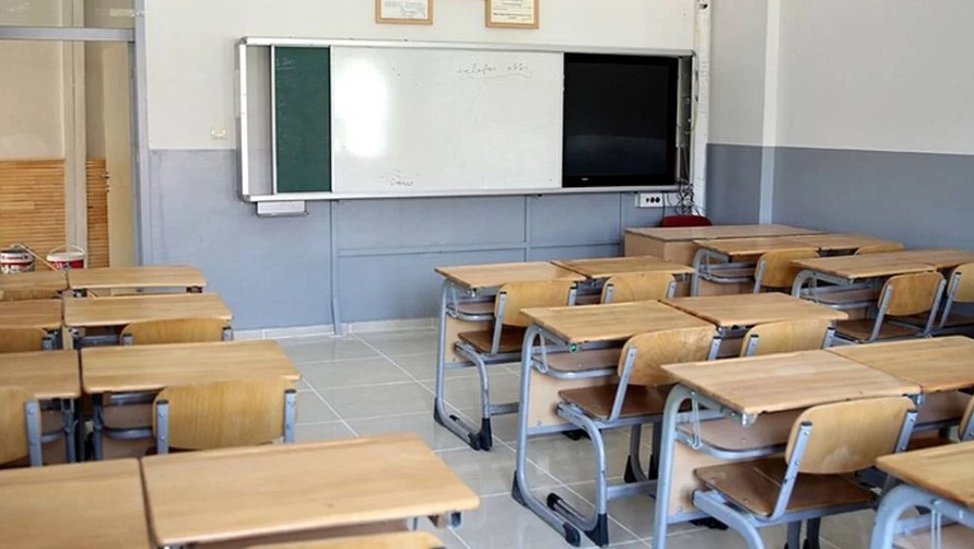 İstanbul’daki bir özel lise müdürü İbrahim Oktugan’ın, bir yabancı uyruklu öğrencinin silahlı saldırısı sonucu hayatını kaybetmesi olayı, öğretmenler tarafından protesto ediliyor. Öğretmenler, bugün ülke genelindeki okullarda bir günlük iş bırakma eylemi yapacaklarını duyurdu.