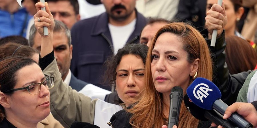 “Yaşam hakkı ilkesi, uluslararası hukuk ve anayasada yer alır ve kasıtlı ve hukuksuz şekilde ölüme, yaralanmaya ve zarara sebebiyet verilmesini önlemek, devletin yükümlülüğüdür. Devletin bu yükümlülük çerçevesinde, suç işlemekten caydırıcı yasal zemini ve idari koşulları oluşturarak yaşam hakkını koruma ve buna ilişkin ihlalleri önleyici, bastırıcı ve cezalandırıcı bir infaz mekanizması geliştirme görevi, hukuk devleti olmanın gereğidir. Eğitim çalışanları, kendilerine yönelik şiddet olaylarına karşı caydırıcı nitelikte özel bir cezai müeyyide getirilmesini ve şiddete uğrayan çalışana hukuki koruma sağlayacak türden yasal düzenlemelerin yapılmasını acilen talep etmekte ve beklemektedir.”
