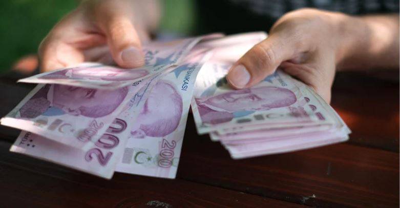 O EMEKLİLERE ÇİFTE İKRAMİYE YATACAK

Ramazan Bayramı ikramiyelerinin hesaplara yatmasının ardından şimdi gözler Kurban Bayramı ikramiyelerine çevrildi. Milyonlarca emekliye, Kurban Bayramı'na sayılı günler kala güzel bir haber geldi. Bu emeklilere çifte ikramiye yatırılacak.

Kurban Bayramı ikramiyesi ve belediyenin ek ikramiyesi, emekli vatandaşların bayram öncesinde maddi açıdan biraz rahatlamasını sağlayacak.