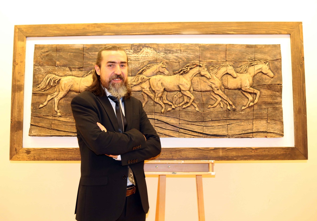 SANKO Sanat Galerisi’nin kültür ve sanata sunduğu katkının önemine de vurgu yapan Çağlar, “Eserlerime ev sahipliği yaparak Gaziantepli sanatseverlerle buluşturan SANKO Sanat Galerisi’ne teşekkür ediyorum” diye konuştu.