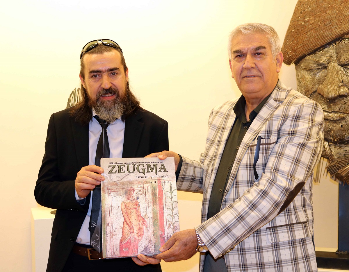 Konuşmaların ardından Gaziantep İl Kültür ve Turizm Müdür Vekili Mehmet Aykanat, SANKO Sanat Galerisi’nin destekleriyle yayımlanan Zeugma Fırat’ın Gerdanlığı isimli yayını Çağlar’a takdim etti.