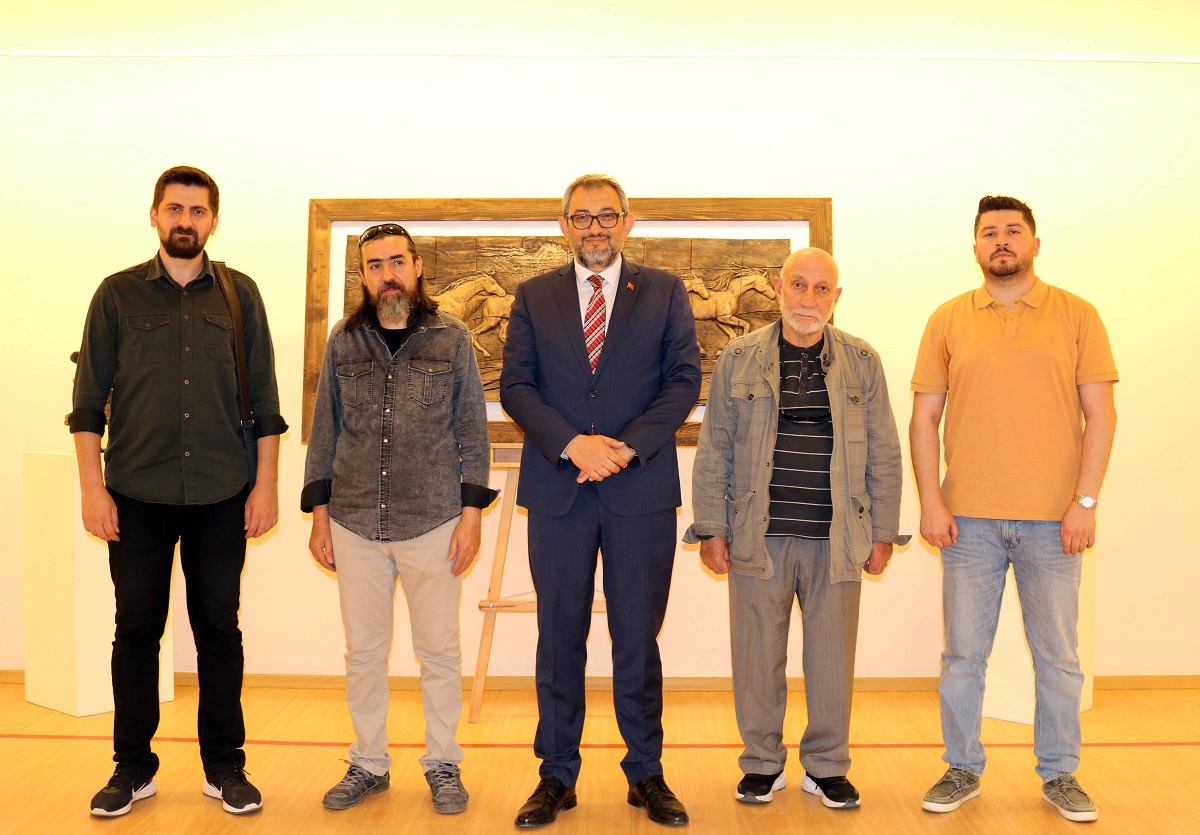 Farklı disiplinlerde eserler ortaya çıkaran ve özellikle heykel sanatıyla yakından ilgilenen sanatçının, ulusal müzelerde, çeşitli kurum, kuruluş ve kültür merkezlerinde heykelleri yer alıyor. Bilimsel anlamda arkeolojik kazılarda çıkan çeşitli dönemlere ait kafatasları üzerinden antropoloklarklarla birlikte adli sanat kapsamında balmumu ile yeniden yüzlendirme çalışmaları gerçekleştiren sanatçı, çeşitli tiyatro oyunlarında oyunculuk, yönetmenlik ve sahne dekor tasarımları yaptı.



Sanatçının yamaç paraşütü pilotluğu ve enduro motosiklet hobileri arasında bulunuyor.