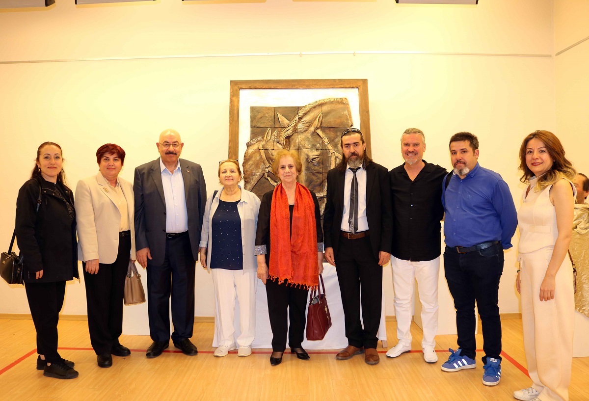 Özgür Çağlar’ın 30 eserinin yer aldığı “Bİr-iki-İM-lerim” temalı resim sergisi, SANKO Sanat Galerisi’nde 7 Haziran 2024 tarihine kadar her gün 10.00-22.00 saatleri arasında ziyaret edilebilecek.