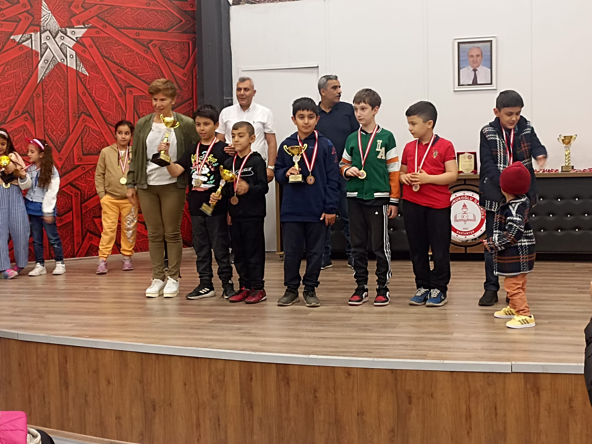 14 yaş genel kategorisinin ödüllerini merhum öğretmenimiz ve Veysel GÜNEŞ'in eşi Bahriye Güneş tarafından verildi.

1. Khaled Arhimov

2. Yusuf Deniz

3. Mert Cengiz

4. Ali Eymen Keskin

5. Arjen Deniz BAYKARA 

6. Ömer Kara

Turnuva hakemlerine günün anısına plaketleri verildi. Ödül alan bütün sporcularla birlikte fotoğraf çekilerek okul müdürü Mesut Arslan'ın bir sene sonraki turnuvada görüşme temennisiyle turnuva sona erdi.