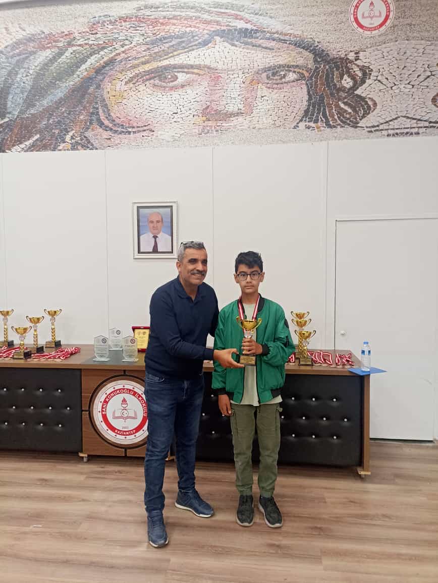 14 yaş genel kategorisinin ödüllerini merhum öğretmenimiz ve Veysel GÜNEŞ'in eşi Bahriye Güneş tarafından verildi.

1. Khaled Arhimov

2. Yusuf Deniz

3. Mert Cengiz

4. Ali Eymen Keskin

5. Arjen Deniz BAYKARA 

6. Ömer Kara

Turnuva hakemlerine günün anısına plaketleri verildi. Ödül alan bütün sporcularla birlikte fotoğraf çekilerek okul müdürü Mesut Arslan'ın bir sene sonraki turnuvada görüşme temennisiyle turnuva sona erdi.