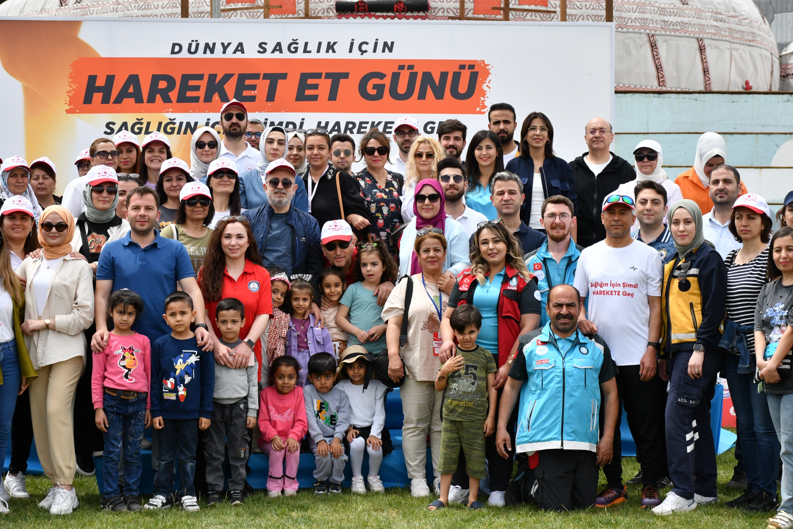 Etkinlik alanında İl Sağlık Müdürlüğü Halk Sağlığı Hizmetleri Başkanlığı, Acil Sağlık Hizmetleri Başkanlığı, İl Milli Eğitim Müdürlüğü, İl Emniyet Müdürlüğü Toplum Destekli Polis, Büyükşehir Belediyesi Sağlık, Yaşlı ve Engelli Daire Başkanlığı ile Yeşilay Gaziantep Şubesi tarafından stant açıldı.