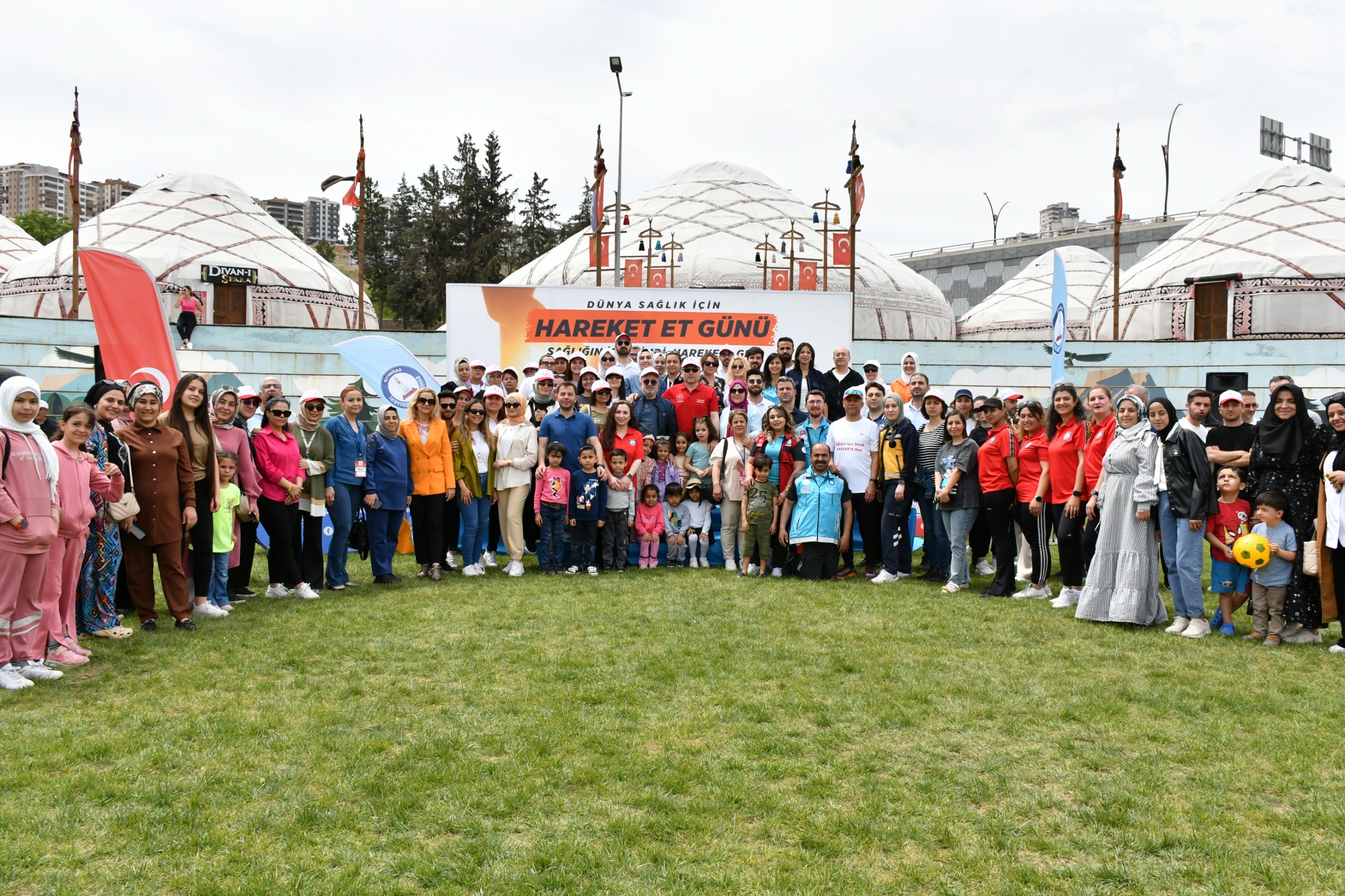 Etkinliğe Sağlık Bakanlığı Halk Sağlığı Genel Müdür Yardımcısı Dr.Köksal HAMZAOĞLU, Halk Sağlığı Genel Müdürlüğü Göç Dairesi Başkanı Zehra UZUNDURUKAN, Şahinbey Belediye Başkanı Mehmet TAHMAZOĞLU, İl Sağlık Müdürü Dr.Beytullah ŞAHİN, İl Emniyet Müdür Yardımcısı Eyyup Mehmet BUDAK, Şahinbey Belediyesi Gençlik ve Spor Hizmetleri Müdürü Burak ÇİLESİZ, Halk Sağlığı Hizmetleri Başkanı Uzm.Dr.Ferit YETKİNŞEKERCİ, Kamu Hastaneleri Hizmetleri Başkanı Uzm.Dr.Emine KORKMAZ, Acil Sağlık Hizmetleri Başkanı Uzm.Dr. Gizem COŞKUN YÜKSEL,  Halk Sağlığı Hizmetleri Başkan Yardımcısı Doç.Dr.Mikail ÖZDEMİR, Kamu Hastaneleri Başkan Yardımcısı Dr.Cihat Rifat YILMAZER, Oğuzeli İlçe Sağlık Müdürü Uzm.Dr.Orhan CELLAT, İl Milli Eğitim Müdürlüğü Spor Koordinatörü İdris TURAN, Tarım ve Orman İl Müdürlüğü Gıda ve Yem Şube Müdürü Ramazan GÜNGÖR, kamu kurum ve kuruluşlarının personeli, spor eğitmenleri, sağlık çalışanları, öğrenciler, öğretmenler ve veliler katıldı.