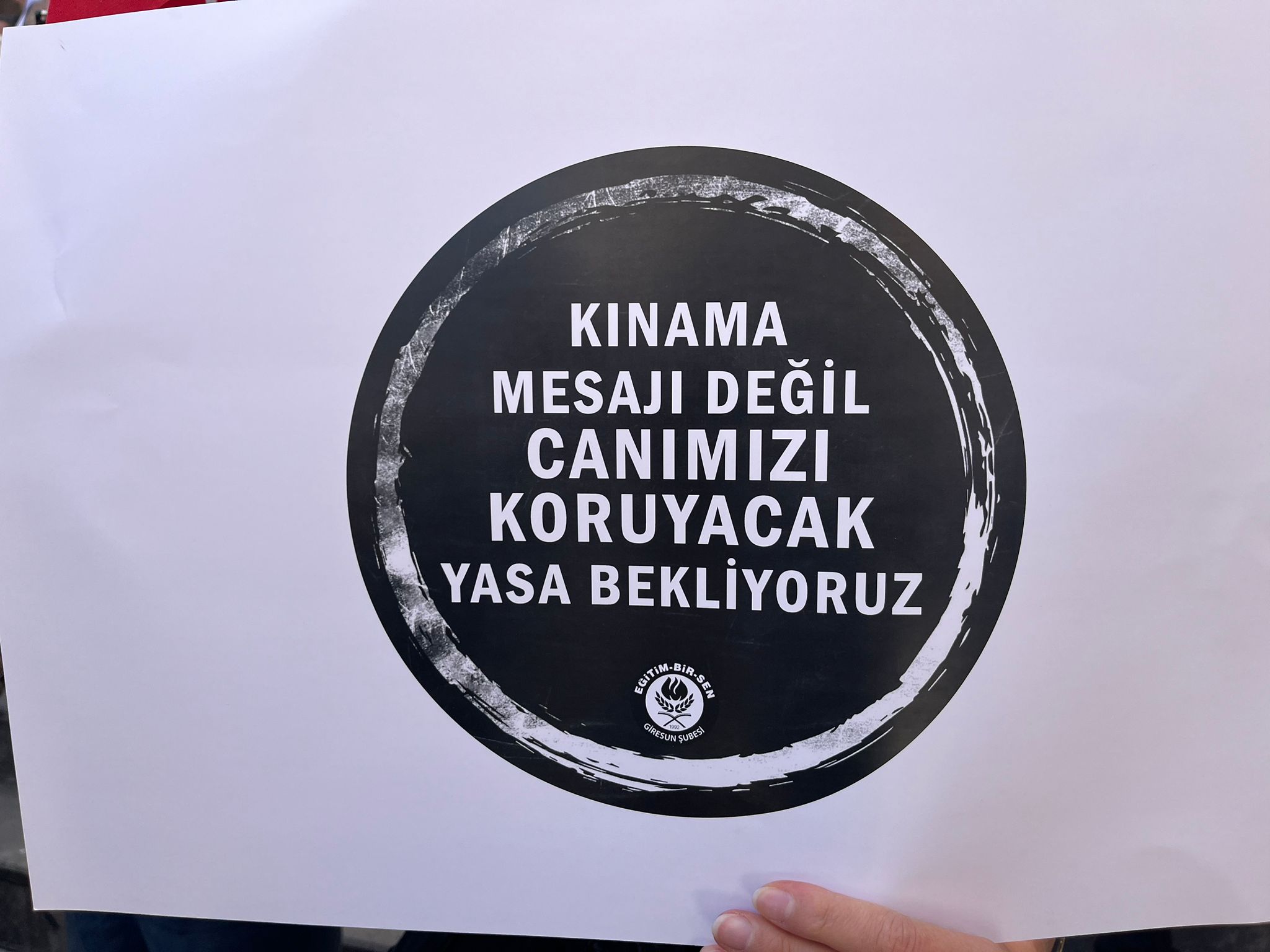 Şiddet olaylarının büyüyerek devam ettiğine dikkat çeken Demir, “Son birkaç yılda yaşanan hadiselere bakıldığında görülecektir ki, şiddet olayları münferit eylemler olmaktan çıkmış, ne yazık ki yaygın bir toplumsal sorun hâline gelmiş; eğitim ve öğretim hizmetlerinin yürütülmesini sekteye uğratacak boyuta ulaşmıştır. Bugün yaşadığımız acılar, dünün ihmal ve umursamazlığının neticesidir. Yarın yaşanmasını istemediğimiz acılar da bugünkü ilgisizliğin sonucu olmamalıdır. Şiddetin, eğitimi tehdit eder boyuta ulaşması, geleceğimizi tehlikeye sokacak boyuta varması, acil ve köklü çözüm bulmayı zaruri hâle getirmektedir.” dedi.