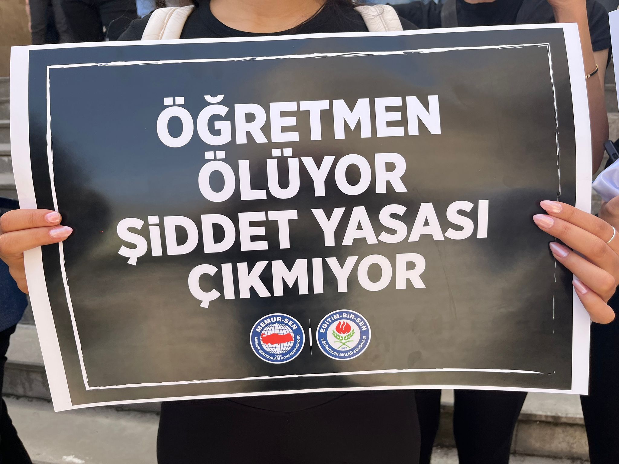 Şiddeti önleme yasası ile eğitim personellerine şiddetin önüne geçilebileceğini belirten  Demir, “Dün Ankara'da TBMM önünde yaptığımız çağrıyı bugün burada bizlerde yapıyoruz: Artık ölümle sonuçlanmaya başlayan saldırıların son bulması için gereken adımlar ivedilikle atılmalıdır. Eğitimcilere yönelik şiddeti önleme yasası artık çıkarılmalıdır. Öğretmen, memur, hizmetli, şef veya şube müdürü demeden tüm eğitim çalışanlarına, kamu görevlilerine yönelen şiddeti bir defa daha lanetliyoruz.” Eğitim çalışanlarına yönelik artan şiddet olaylarını önleyecek, caydırıcı olacak, failleri cezalandıracak ve mağdur eğitim çalışanlarına hukuki koruma sağlayacak bir yasal düzenlemenin yapılmasının sağlanması için bugün iş bırakma eylemi gerçekleştiriyor, ülke genelinde basın açıklamaları yapıyoruz. İş bırakma eylemiyle eş zamanlı olarak, 1 hafta sürecek dilekçe kampanyamızı da başlatmış bulunuyoruz.” şeklinde konuştu.