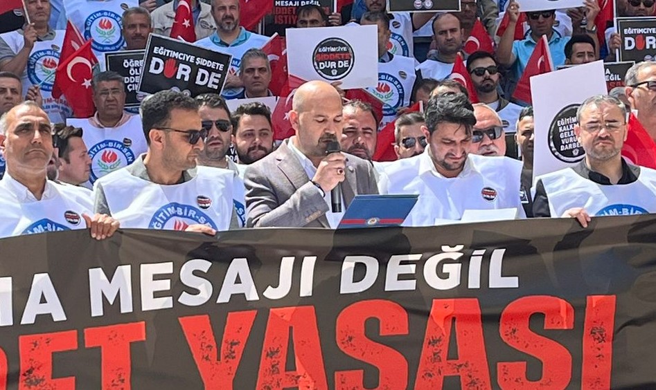 Demir sözlerini şu şekilde tamamladı: “Devletimiz kasıtlı şekilde ölüme, yaralanmaya ve zarara sebebiyet verilmesini önlemekle mükelleftir. Devletimiz bu yükümlülük çerçevesinde, suç işlemekten caydırıcı yasal zemini ve idari şartları tesis ederek yaşam hakkını koruma ve ayrıca buna ilişkin ihlalleri önleyici, bastırıcı ve cezalandırıcı bir infaz mekanizması geliştirme ödevinin hukuk devleti olmanın gereği olduğunu bugün burada bir kere daha hatırlatmak istiyoruz.”