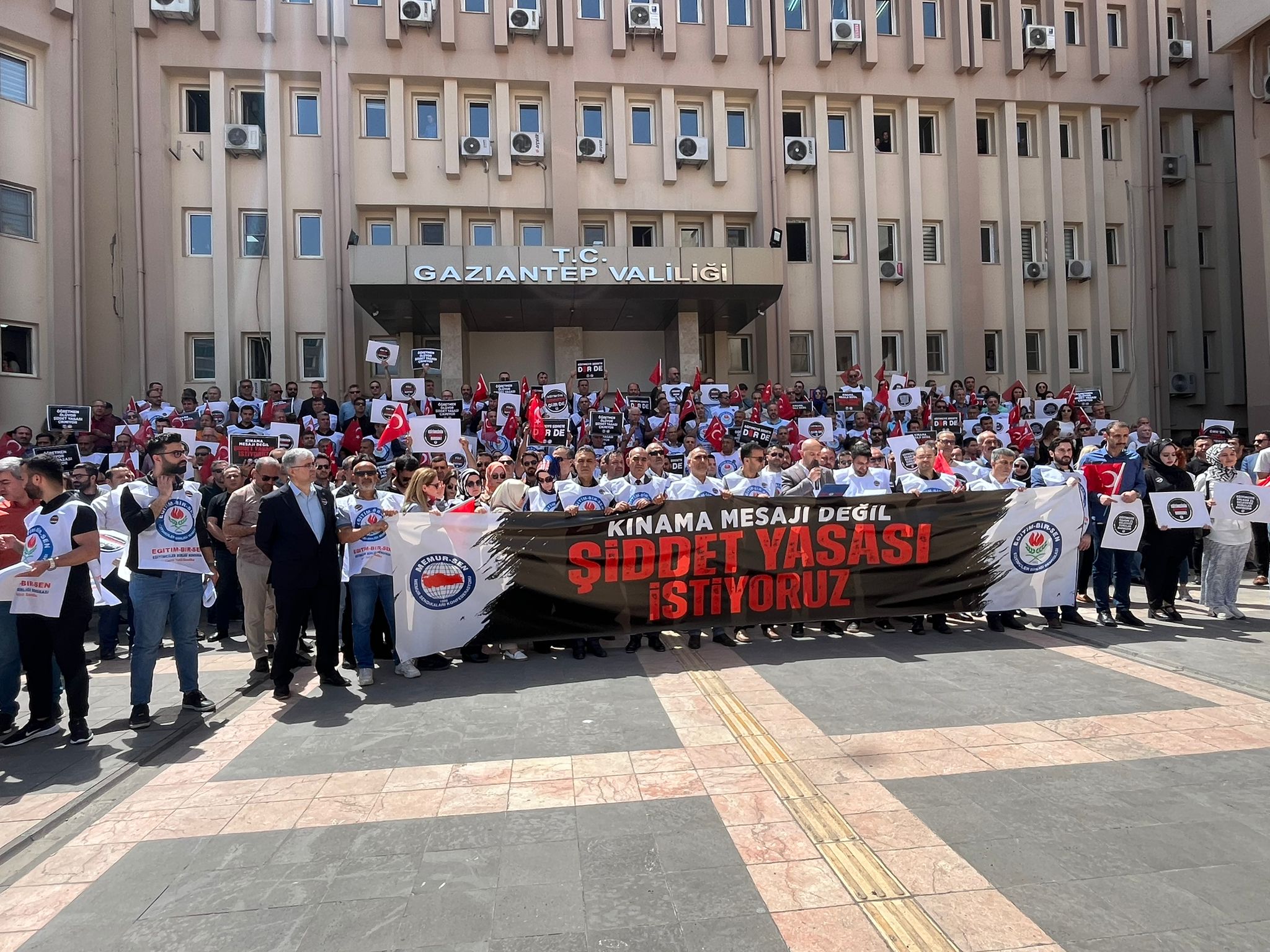 Yıllardır tedbir ve önlem için çalışmalar yürüttüklerine dikkat çeken Demir, “Son olarak İstanbul/Eyüp Sultan'da eski bir öğrenci okul müdürü İbrahim Oktugan'a silahla saldırıda bulunmuş, ağır yaralı olarak hastaneye kaldırılan okul müdürümüz maalesef kurtarılamayarak vefat etmiştir. Meslektaşımıza Allah'tan rahmet, ailesine ve bütün eğitim camiasına başsağlığı diliyoruz. Yıllardır, kanayan bir yara hâline gelen şiddet olaylarına dikkat çekiyor, tedbir alınması için yetkililere çağrıda bulunuyoruz. Bu çağrımızı yıllardır yapıyoruz. Sesimize kulak verilseydi, gereken önlemler zamanında alınmış olsaydı belki de bugün başka şeyler konuşurduk. Ancak ne yazık ki birçok konuda olduğu gibi bu konuda da geç kalınmıştır.” dedi.
