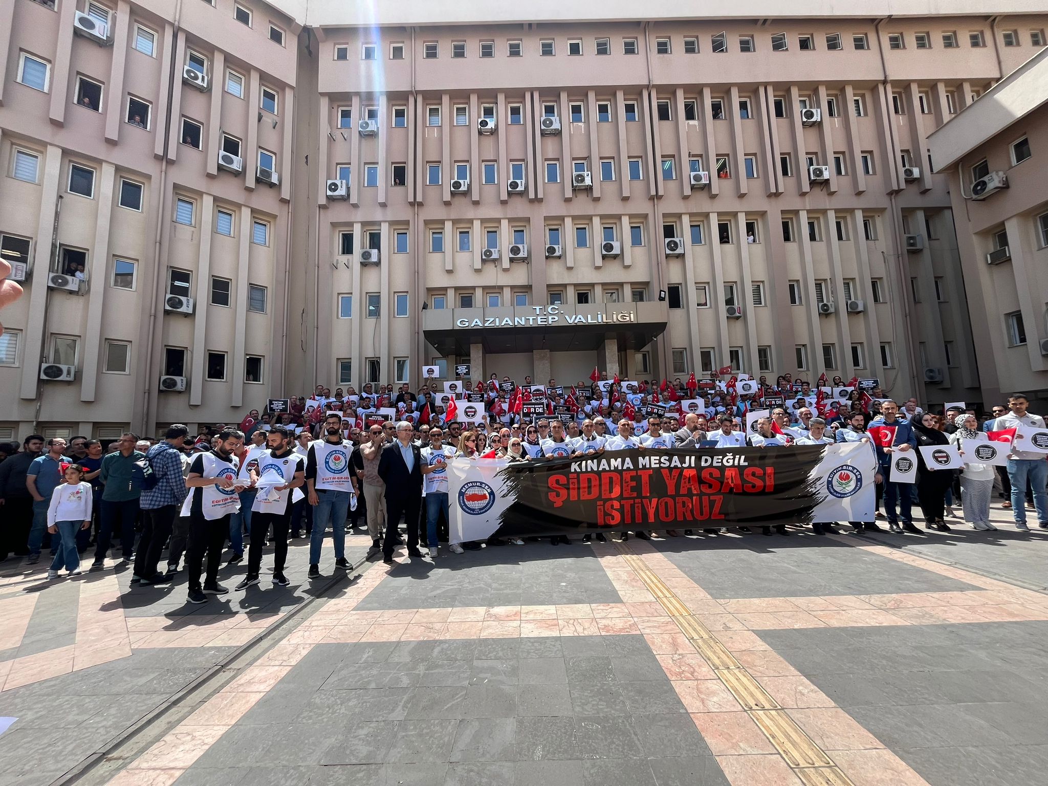 Eğitim çalışanlarına yönelik artan ve çok daha kötü sonuçlar doğuran şiddet olaylarına dikkat çeken Eğitim-Bir-Sen Gaziantep Şube Başkanı Mehmet Demir, “Eğitim çalışanlarına yönelik giderek artan şiddet olaylarını protesto etmek; şiddeti önleyecek, failleri cezalandıracak ve mağdurlara hukuki koruma sağlayacak bir yasal düzenlemenin yapılması talebiyle bir araya gelmiş bulunmaktayız.” ifadelerini kullandı.