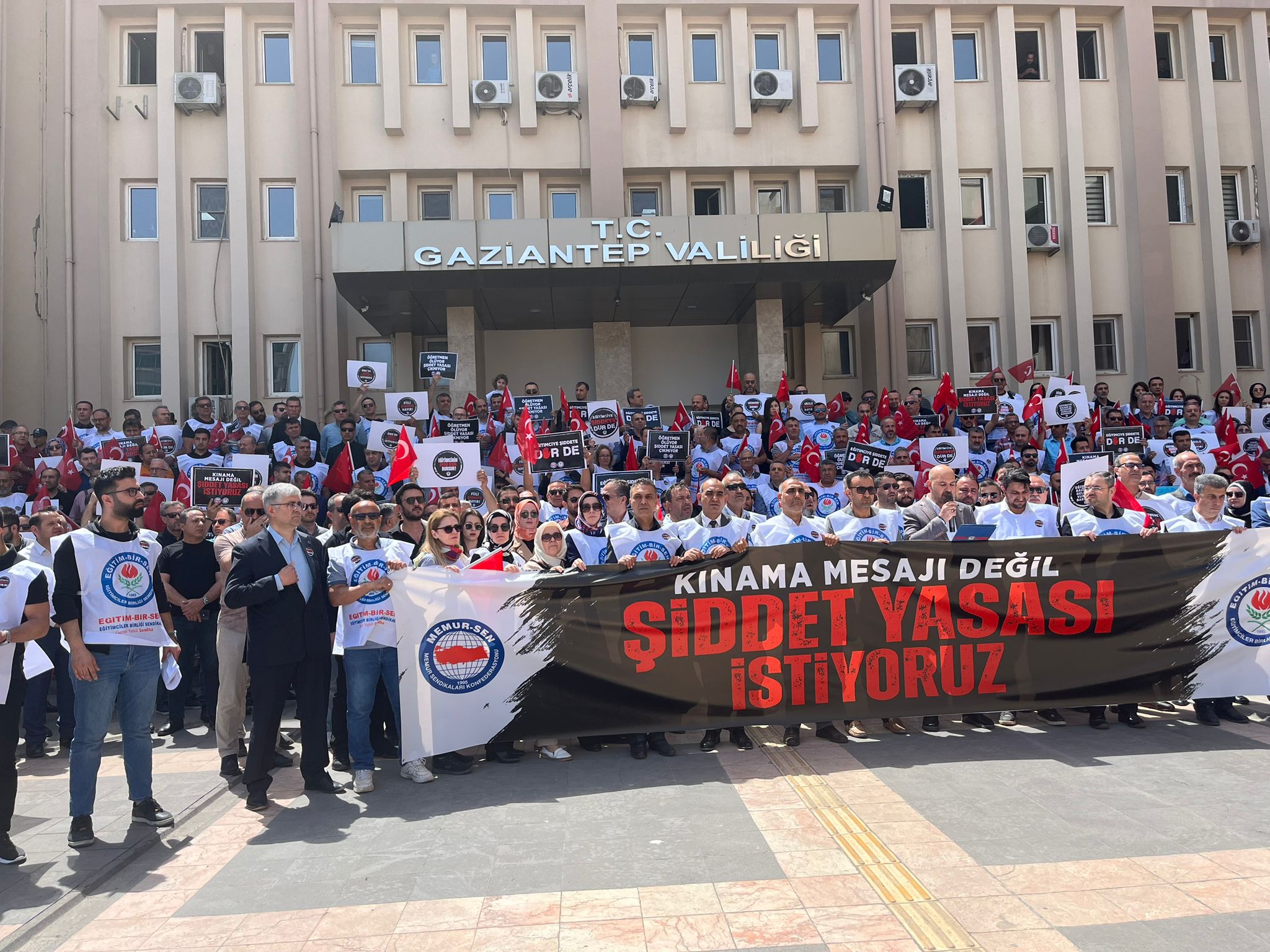 “Eğitim çalışanları olarak, şiddete karşı caydırıcı nitelikte cezaların geliştirmesini, şiddete uğrayana, çalışana da hukuki koruma sağlayacak türden yasal düzenlemelerin acilen yapılmasını istiyor ve bekliyoruz.”