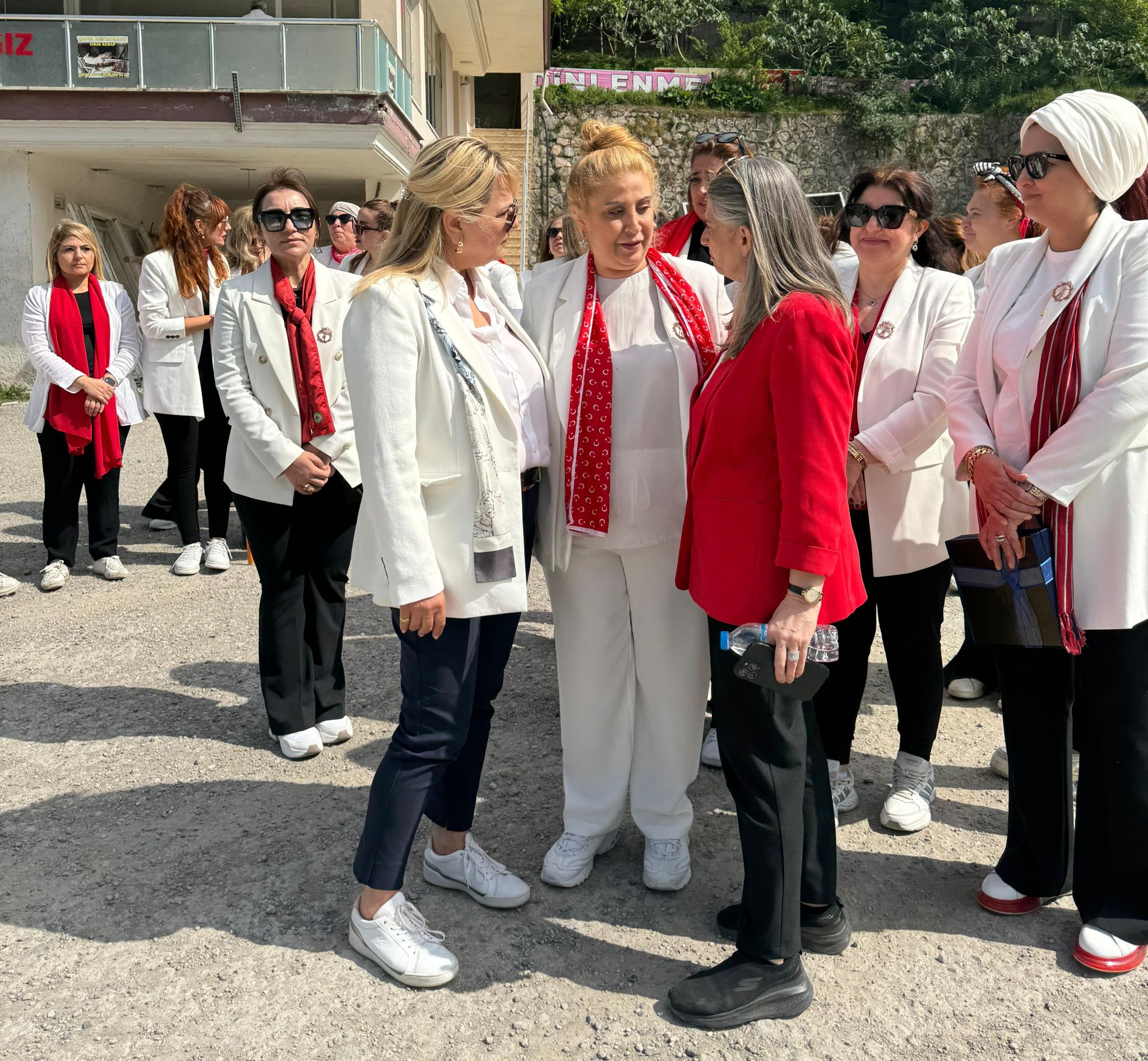 GAGİKAD heyetinin bir sonraki durağı  Atakum Belediye Başkanı Serhat Türkel oldu. SAMİKAD Başkanı Şehnaz Dereli ve GAGİKAD Başkanı Beril Özlem Leylek ile her iki derneğin üyelerini ağırlayan Başkan Türkel, kadınların gelişimine yönelik her türlü desteği vermeye hazır olduklarını söyledi. GAGİKAD Başkanı Dr Beril Leylek’in   iş kadınlarının çalışma hayatında  yaşadıkları olumsuzluklardan kapsamlı olarak bahsederken belediyelerinde kadın kotasına ve yönetimlerden daha fazla yer verilmesine önem vermelerini beklediklerini iletti.

Programın sonunda Gaziantep’ten  Samsun’a getirilen özel Türk Bayrağı Dr.Beril Özlem Leylek tarafından Türkel’e  öperek verildi. GAGİKAD’ın teslim ettiği bayrağı öperek devralan Türkel  başkan Beril Leylek’e teşekkürlerini iletirken , Samsun ve Gaziantep gerçek kurtuluşa sizlerin birliği ve gücü ile mutlak ulaşacaktır.” dedi.

Gençlik ve Spor Bayramı etkinliklerine katılmak için ilk olarak Gazi Mustafa Kemal Atatürk’ün milli mücadelenin ilk adımını gerçekleştirdiği Bandırma Vapurunu ziyaret ederek duygulu anlar yaşadılar. Oradan  resmi törenlerde bulunmak için  Atatürk anıtına geçerek çelenk bırakıp saygı duruşunda bulundular. İzmir Belediye Başkan’ı Cemil Turgay, konuşmasında mikrofondan GAGİKAD a hoş geldiniz ve teşekkürler bu anlamlı günde ziyaretiniz için, dedi. Halkın yoğun akın ettiği tören alanında Gaziantep’ten gelen GAGİKAD ekibine  ilgi ve sevgi büyüktü. Onur Anıtından, Tütün iskelesine yürüyen GAGİKAD, biz güneyden geldik her zaman düşmanı Ege’den değil bazen de varsa Karadeniz’den dökeriz diyerek zıt yönde yürüyerek marşlar eşlinde halktan büyük alkış aldı. Gerçek bir sevgi ve ilgi ile karşılaştıklarını ifade eden Başkan Leylek, Samsun eskiden de 2. Şehrimdi iyi bilirim, şimdi de derneğim ile kadim şehrimiz olarak yüreğimize bir kez daha kazıdık dedi.19 Mayıs etkinlikleri kapsamında diğer illerden şehre gelen milletvekilleri ve belediye başkanları Gaziantep’ten gelen GAGİKAD ekibine tebrik ve takdirlerini ilettiler. Ayrıca Başkan Leylek ile de çeşitli görüşmelerde bulunup bilgi alış verişinde bulunuldu.