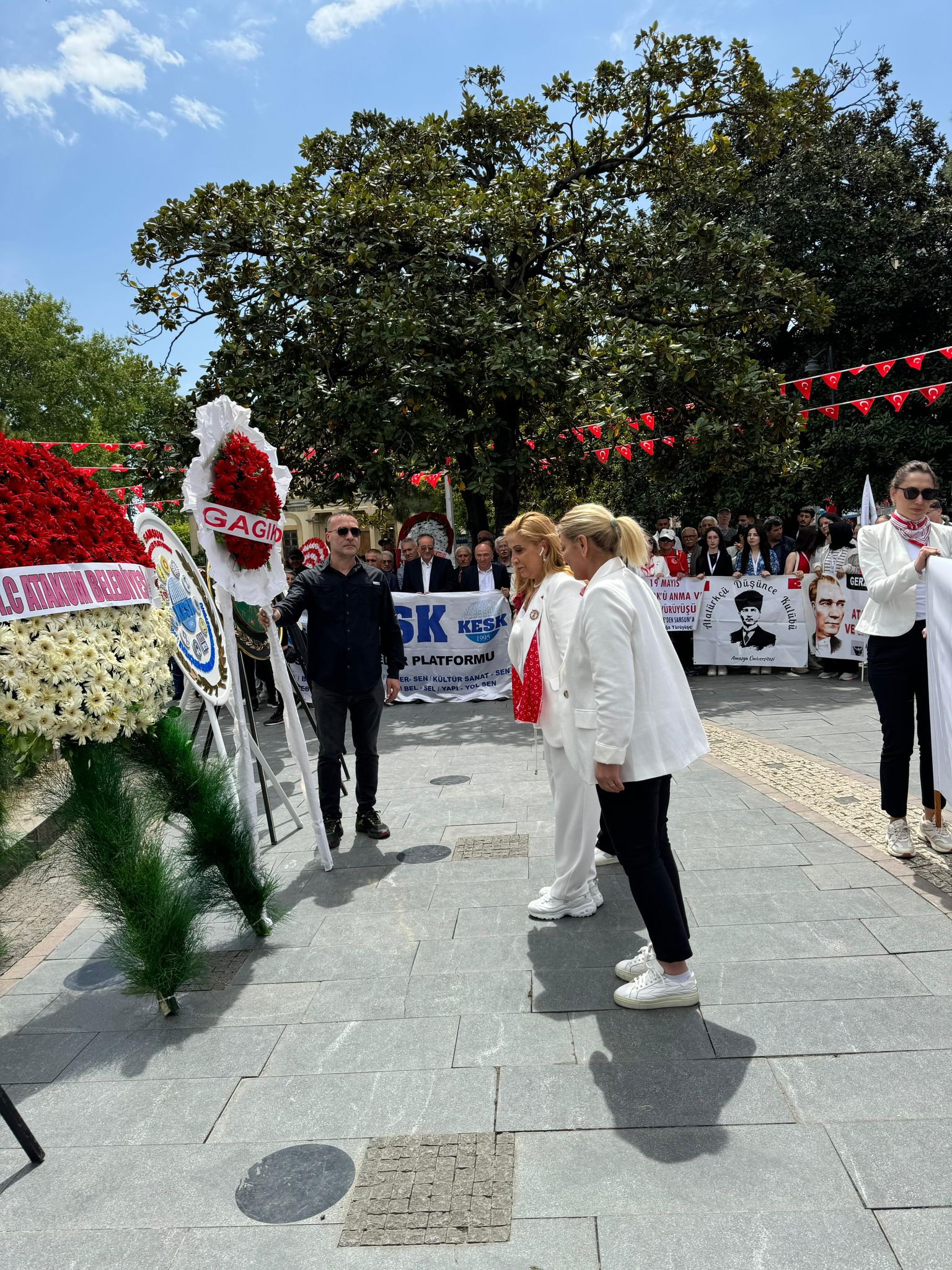 Toplantının sonunda GAGİKAD Başkanı Beril Özlem Leylek, SAMİKAD Başkanı Şehnaz Dereli'ye özgürlüğü ve bereketi simgeleyen el yapımı GAGİKAD  plaketini takdim ederken,  Dereli de Leylek'e Onur Anıtı Atatürk heykeli hediye etti. GAGİKAD Başkanı Beril Özlem Leylek ayrıca, eski milletvekili Hancıoğlu ve Milletvekili Çan'a, Gaziantep'e özgü Kutnu atkı ve şal  hediye etti.

SAMİKAD Başkanı Şehnaz Dereli ve GAGİKAD Başkanı Beril Özlem Leylek ile beraberindeki  100 kişilik iş kadını ve basın heyeti, Samsun Valisi Orhan Tavlı'nın misafiri oldu. Gazi Mustafa Kemal Atatürk'ün nüfusa kayıtlı olduğu Gaziantep'ten  Gazi Mustafa Kemal Atatürk'ün "Bugün benim doğum günüm" dediği 19 Mayıs'ta Milli Mücadele'nin ilk adım şehri Samsun'umuzda bulunmaktan  büyük bir memnuniyet duyduklarını ifade eden başkan Leylek, bu anlamlı ziyaret için kendilerini ağırladıkları için valiye teşekkür etti.

 Başkan Dr. Beril Özlem Leylek, kadınların iş, siyaset ve yönetim hayatında daha çok yer alması gerektiğine vurgu yaparak, kadınların önündeki engellerin kaldırılmasını ve desteklenmesini istedi. Vali yardımcılarının mutlaka bir tanesinin şehre kadın bakış açısını taşıması adına kadın olmasının çok değerli olduğunu belirtti . Vali Tavlı da, Gaziantep'in Türkiye için önemine işaret ederek, kadınların bu birlikteliğinin iki şehir ticaret ve dostluk için önemli bir  birlik mesajı olduğunu söyledi. Vali Orhan Tavlı’ya GAGİKAD özel el yapımı plaketi iş birliği ve dostluğun artması temennisi ile takdim edildi. Vali Tavlı ise Başkan Leylek’e özel valilik plaketi verdi. Ziyaretin sonunda misafir iş kadınları ve Samsunlu iş kadınları, 19 Mayıs gösterileri için Samsun'a gelen Solo Türk ekibiyle buluştu, SOLO TÜRK ekibinin başarılı pilotlarını iş kadınları ile bir araya getiren SAMSUN Valisi Orhan Tavlı toplu fotoğraf çekiminde neşeli anlar yaşadı.