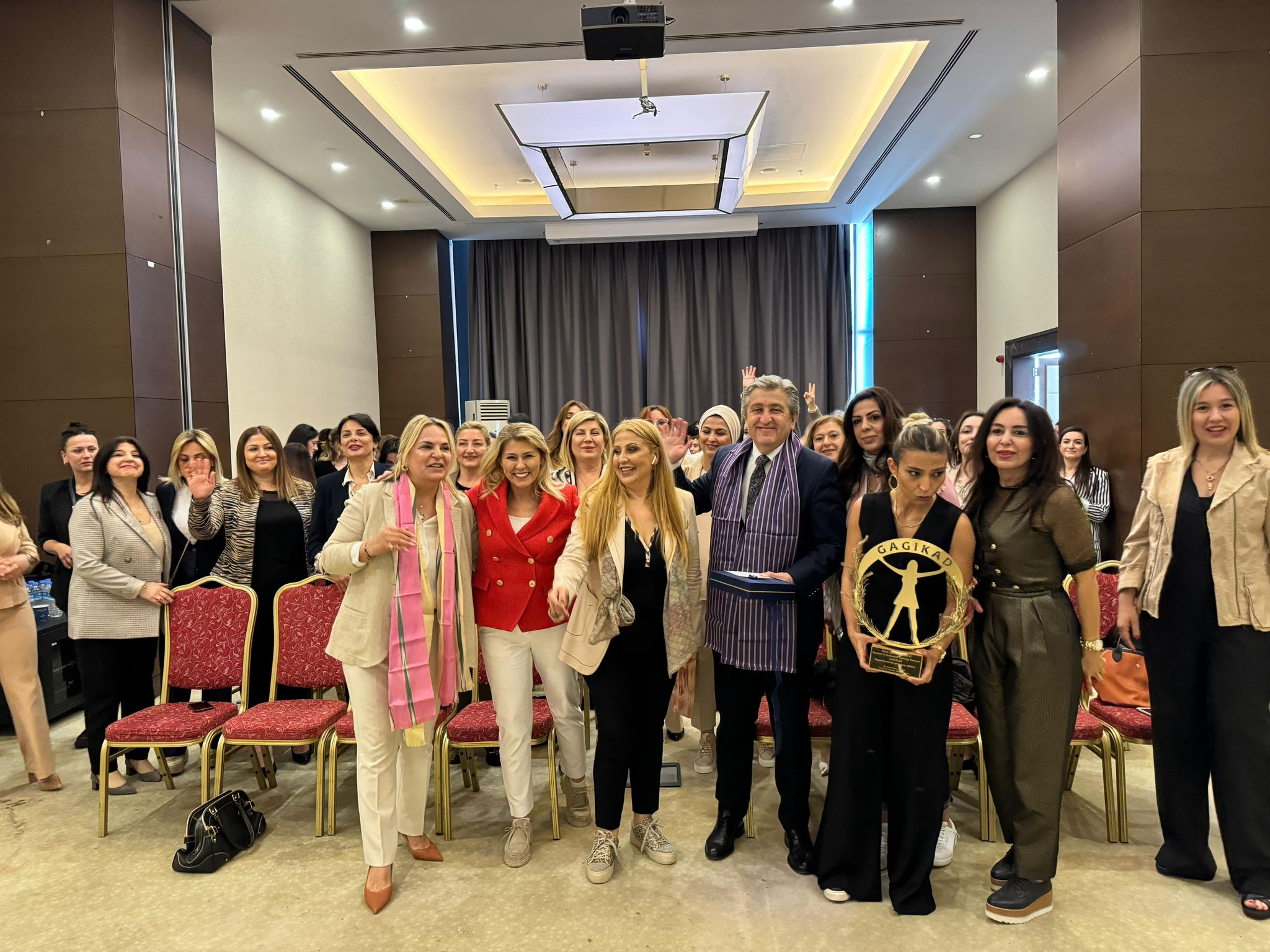 Toplantıda konuşan SAMİKAD Başkanı Şehnaz Dereli, Samsun'un 19 Mayıs şehri olduğuna dikkat çektiği konuşmasında, Gaziantep ile Samsun'un ticari olarak ilişkilerini de geliştirmeyi amaçladıklarını söyledi. Dereli, "Gaziantep sanayi anlamında oldukça güçlü bir şehir. Samsun da Karadeniz'in başkenti. Böylesine güzel ve büyük iki şehri kadınlar olarak birbirine yakınlaştırmaktan mutluluk duyuyoruz. Bu tür birlikteliklerle kadınların daha güçlenmesine öncülük etmek istiyoruz" dedi.



Her iki şehrin önemli iş kadınlarını bir araya getiren toplantılara katılan CHP Samsun Milletvekili Murat Çan , kadınlara her zaman destek vermeye hazır olduklarını ifade ederek, Gaziantepli iş kadınlarını Samsun'da görmekten mutluluk duyduklarını dile getirdi. CHP eski Milletvekili Neslihan Hancıoğlu da, kadınların güçlenmesinden mutluluk duyduğunu belirterek, her iki derneğin yönetimini ve üyelerini tebrik etti.