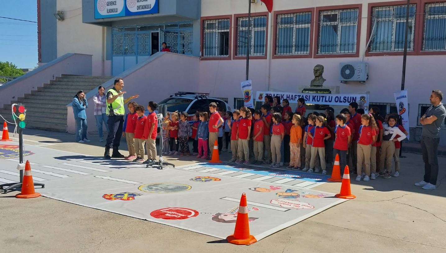 Gaziantep’te “Trafik Haftası” Etkinliği 485 Öğrenciye Uygulamalı Trafik Eğitimi Verildi (1)