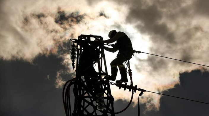 ELEKTRİK KESİNTİLERİNİN NEDENLERİNİ SORGULAMA

Elektrik kesintileri yaşandığında, tüketicilerin nedenlerini sorgulaması önemlidir. İletim hatlarında mı, iç tesisatta mı yoksa dağıtım firmalarından mı kaynaklanıyor, bunu öğrenmek gereklidir. Elektrik kesintileriyle başa çıkmak için yapılması gerekenler şunlardır:
