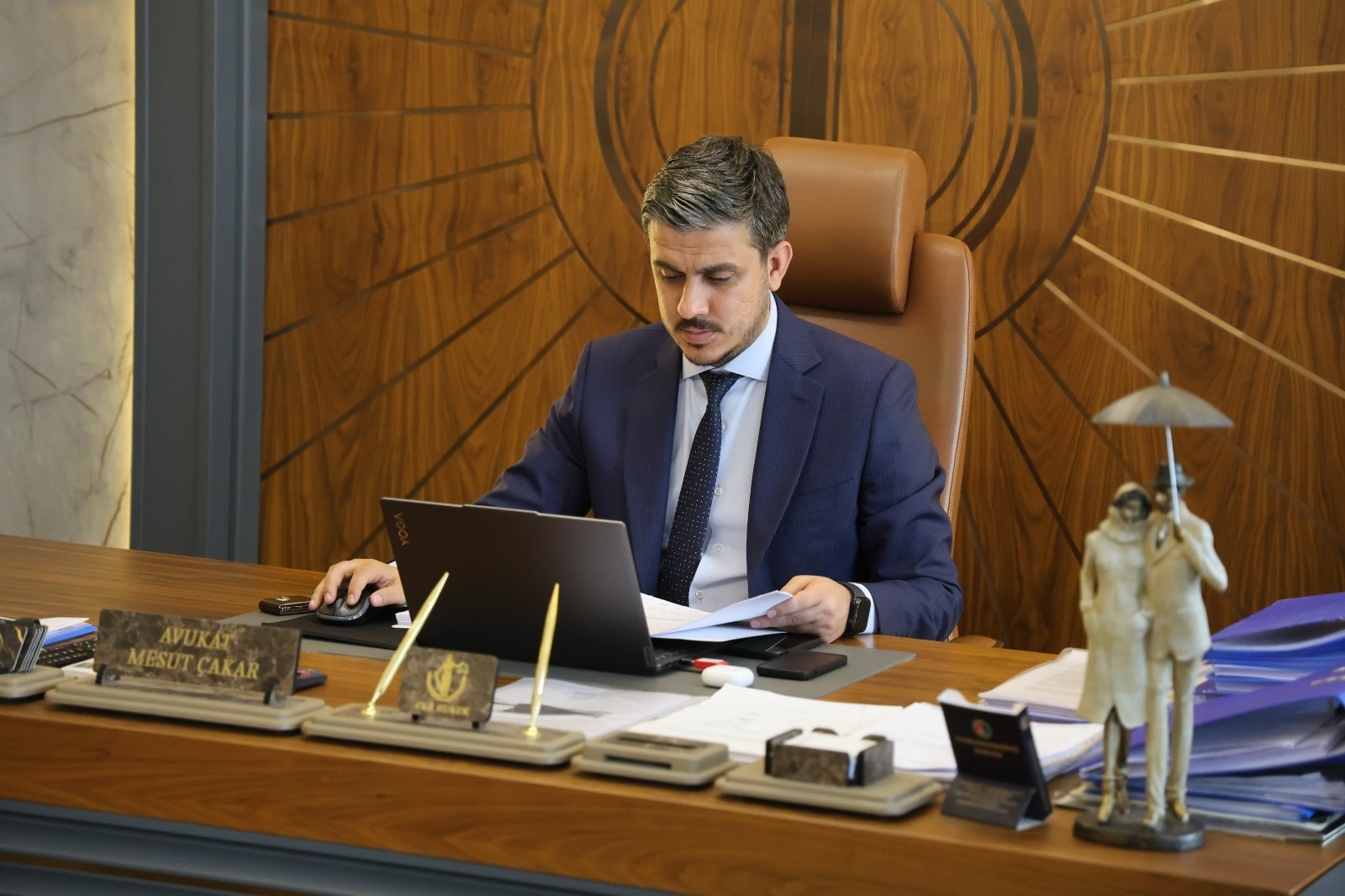 Erdal Karakuş: “Netice itibari ile bu vicdansızların yapmış oldukları üç beş kuruş menfaat uğruna kolon eksiltmelerinden dolayı binanın yıkıldığına inanıyoruz. Raporlarda kolon kesilmesinin sabit olduğu tespit edilirken yıkım sonrasında enkaz kaldırıldıktan sonra farklı raporların çıkarılmasına anlam veremiyorum. Kolon kesenlerin tutukluların serbest bırakılması bizlerde büyük yaralar açtı.”