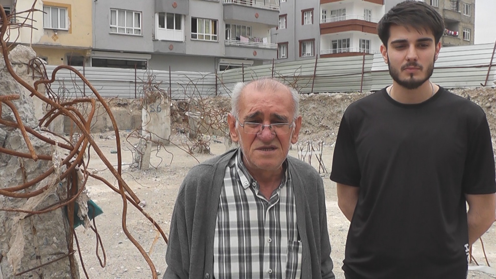 Avukat Mesut Çakar, “Mahkemenin, Karadeniz Teknik Üniversitesi’nden istediği raporda binanın ana taşıyıcı kolonda kesilme olduğu ortada. Bilirkişi raporları da mahkeme dosyasında mevcut fakat ara karar ile tahliyenin olması davadaki tüm tarafları memnun etmedi” diye konuştu. 

Avukat Mesut Çakar, “Dava sürerken mevcut raporların yetersiz ve çelişkili olduğu aşikar. Binayı alanlar tarafından bodrum katında ana taşıyıcı kolonun kesilmesi raporlarda ortaya çıkmasına rağmen mahkeme tarafından erken tahliye kararı davada buz gibi bir havanın esmesine neden oldu. Mahkemenin bu kararına itiraz dilekçesini yazdık. Çelişkilerin yer aldığı raporun haricinde yeni bir bilirkişi raporuna ihtiyaç var. 51 canın kaybedildiği davada adaletin tecelli etmesini gerçek suçluların ortaya çıkmasını istiyoruz. Hayatını kaybedenlerin yakınlarının adeta yıkan tahliye kararı karşısında yüce mahkemenin bu itirazları dikkate alması gerekli” dedi. 

