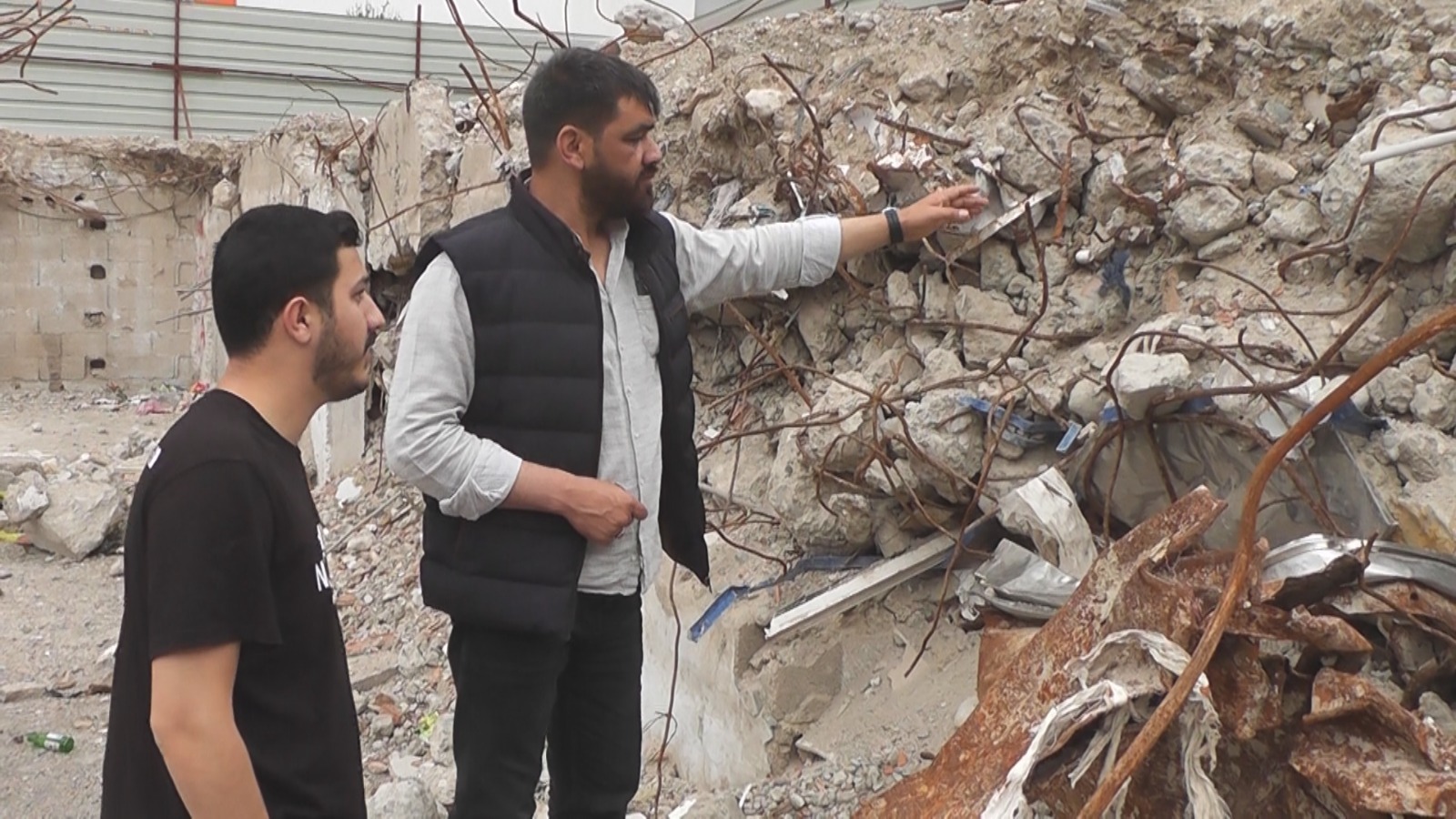 Kahramanmaraşlı depremlerde Gaziantep’in Nizip ilçesindeki Furkan Apartmanı ilk depremde yıkılarak 51 vatandaşımız hayatını kaybetmiş ardından da Nizip adliyesinde dava süreci başlamıştı. Nizip adliyesinde 5’inci duruşmanın ardından mahkeme tutuklu yargılanan üç kişiyi serbest bırakması hayatını kaybeden vatandaşların yakınlarının acısın adeta ikiye katlanmasına neden oldu.