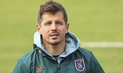 EMRE BELÖZOĞLU
Gaziantepli ünlüler arasında spor dünyasından da önemli bir isim olan Emre Belözoğlu, 1980 yılında İstanbul'da doğmuş ancak aslen Gaziantepli'dir. Başarılı bir futbol kariyerine sahip olan Belözoğlu, şu anda teknik direktörlük yapmaktadır ve Gaziantep'e olan sevgisini her fırsatta dile getirmektedir.
