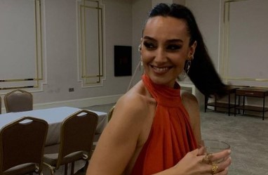 TÜRKÜ AKBAYRAM
Türkü Akbayram'ın usta sanatçı olan babası Edip Akbayram Gazianteplidir.
